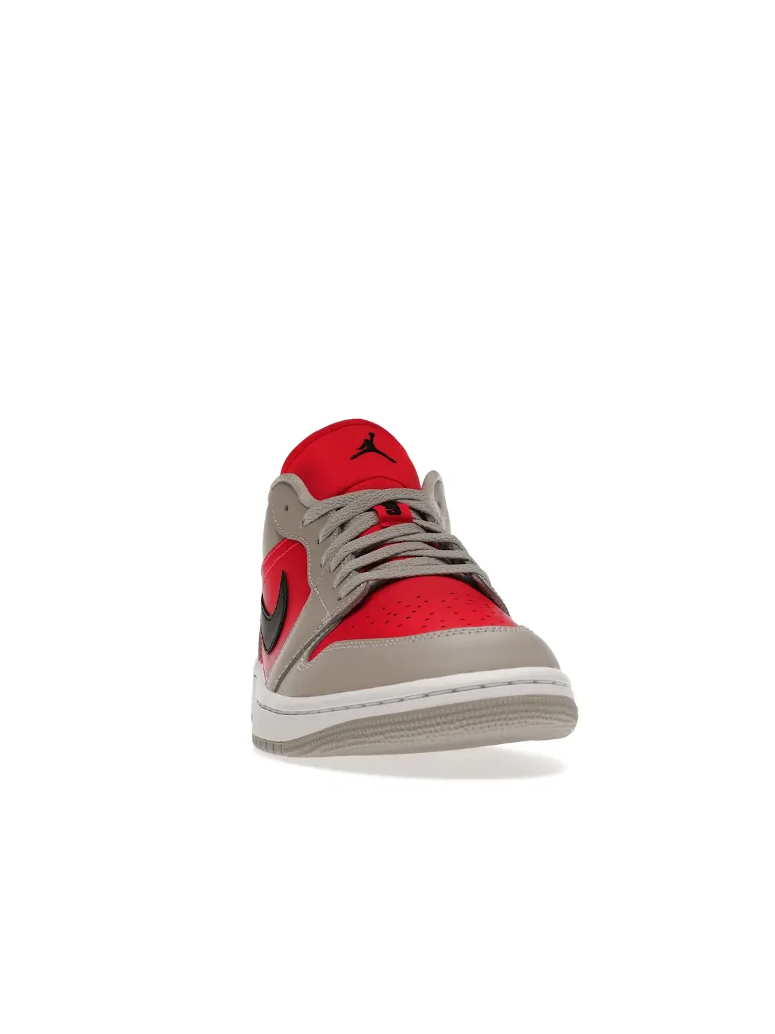 Женские кроссовки с низким верхом Jordan 1 Retro Low — изображение 2 из 4, светлый/черный-красный