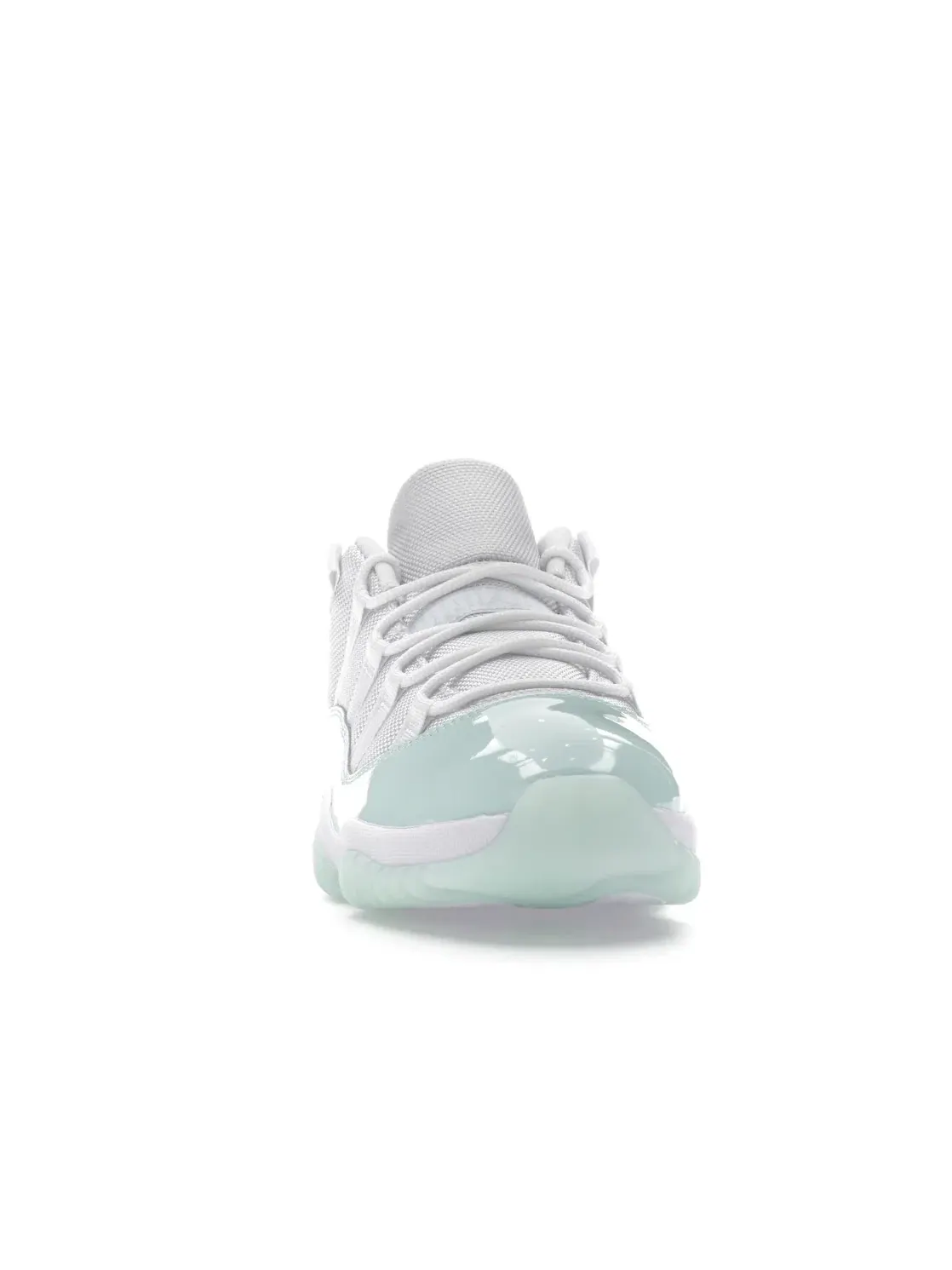 Женские кроссовки с низким силуэтом Jordan 11 Retro Low — изображение 2 из 4, белый