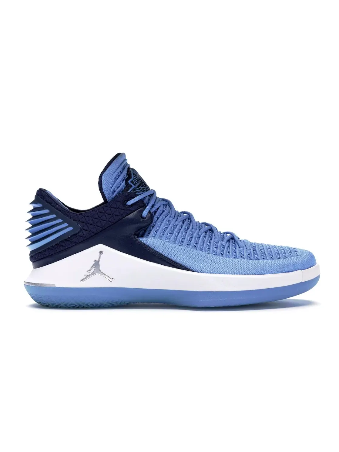 Мужские кроссовки с расцветкой UNC Tar Heels Air Jordan XXXII Low Jordan — изображение 1 из 4