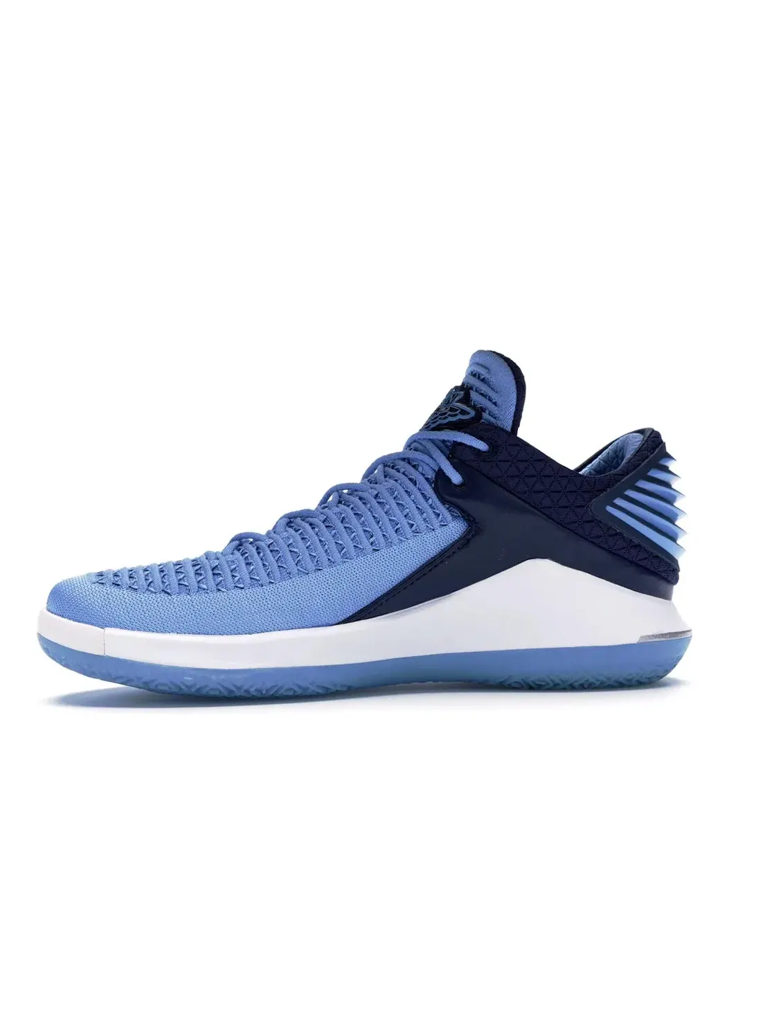 Мужские кроссовки с расцветкой UNC Tar Heels Air Jordan XXXII Low Jordan — изображение 3 из 4