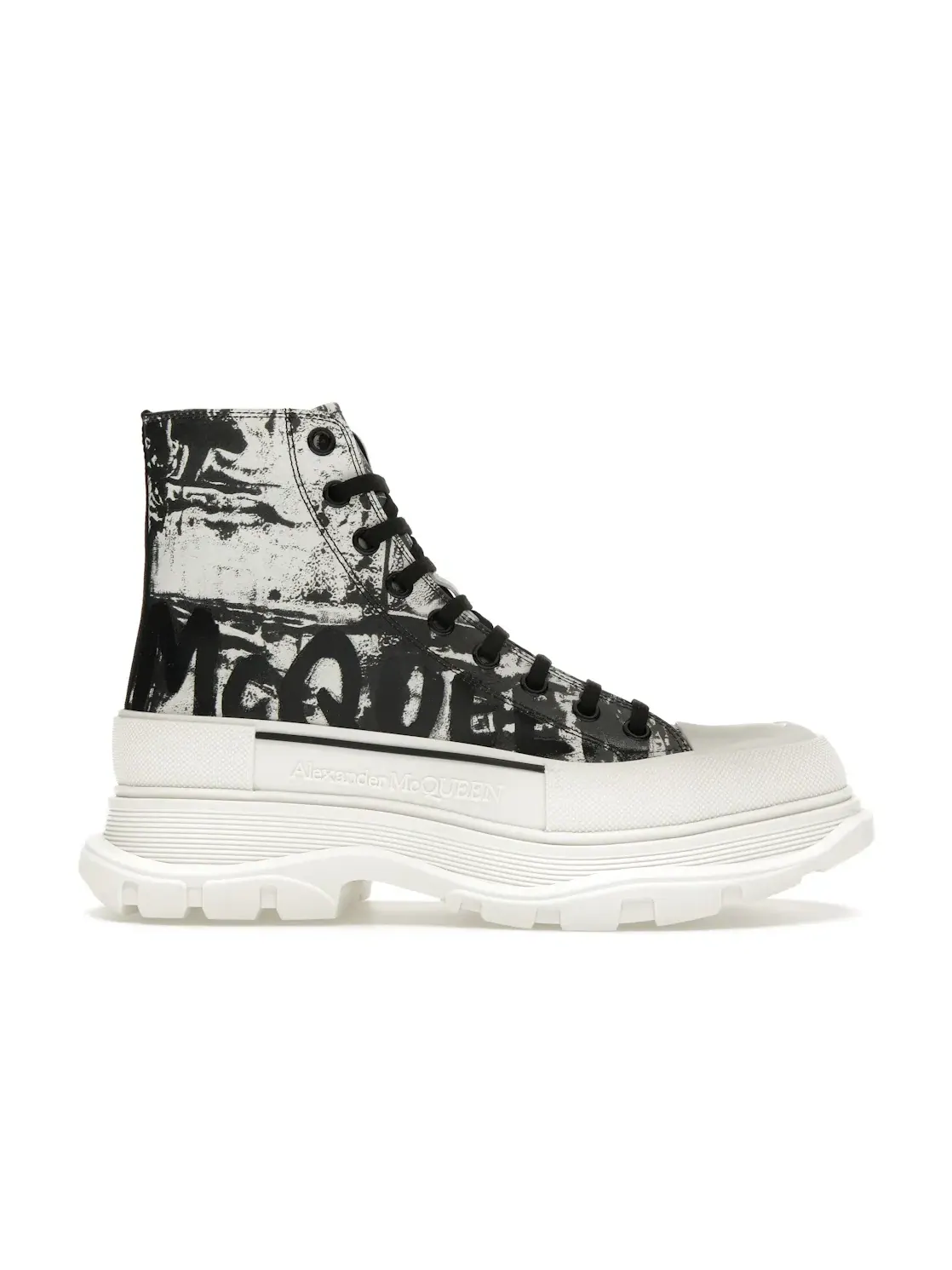 Женские ботинки с принтом Alexander McQueen Graffiti Tread Slick Boot — изображение 1 из 4, белый/черный