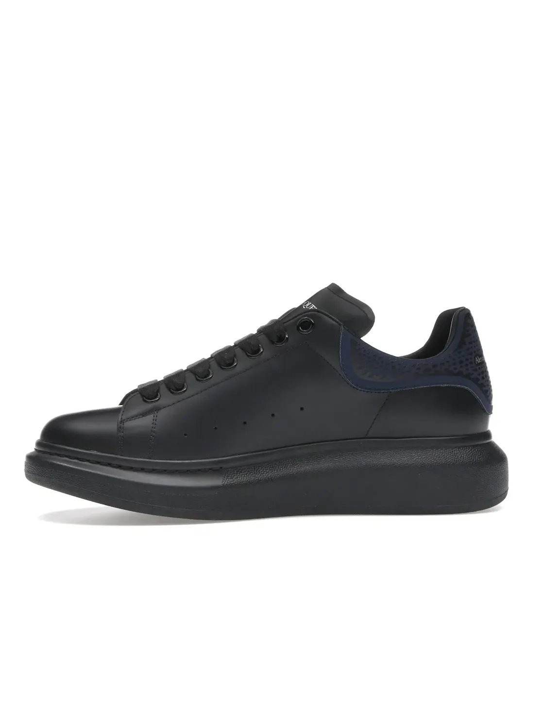 Мужские кроссовки с крокодиловой текстурой Alexander McQueen Oversized — изображение 3 из 4, черный синий