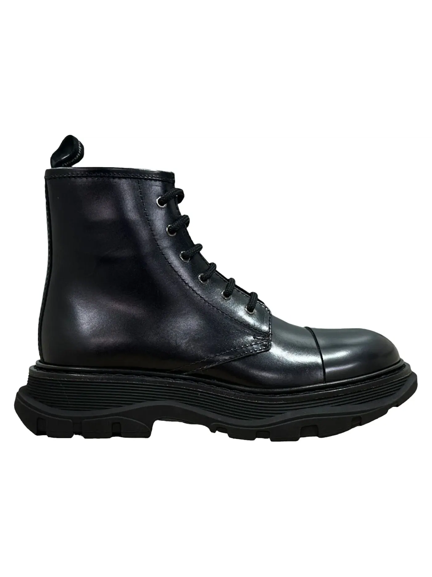Мужские ботинки на шнуровке Alexander McQueen Tread Lace-Up Combat Leather Boot — изображение 1 из 1, черный