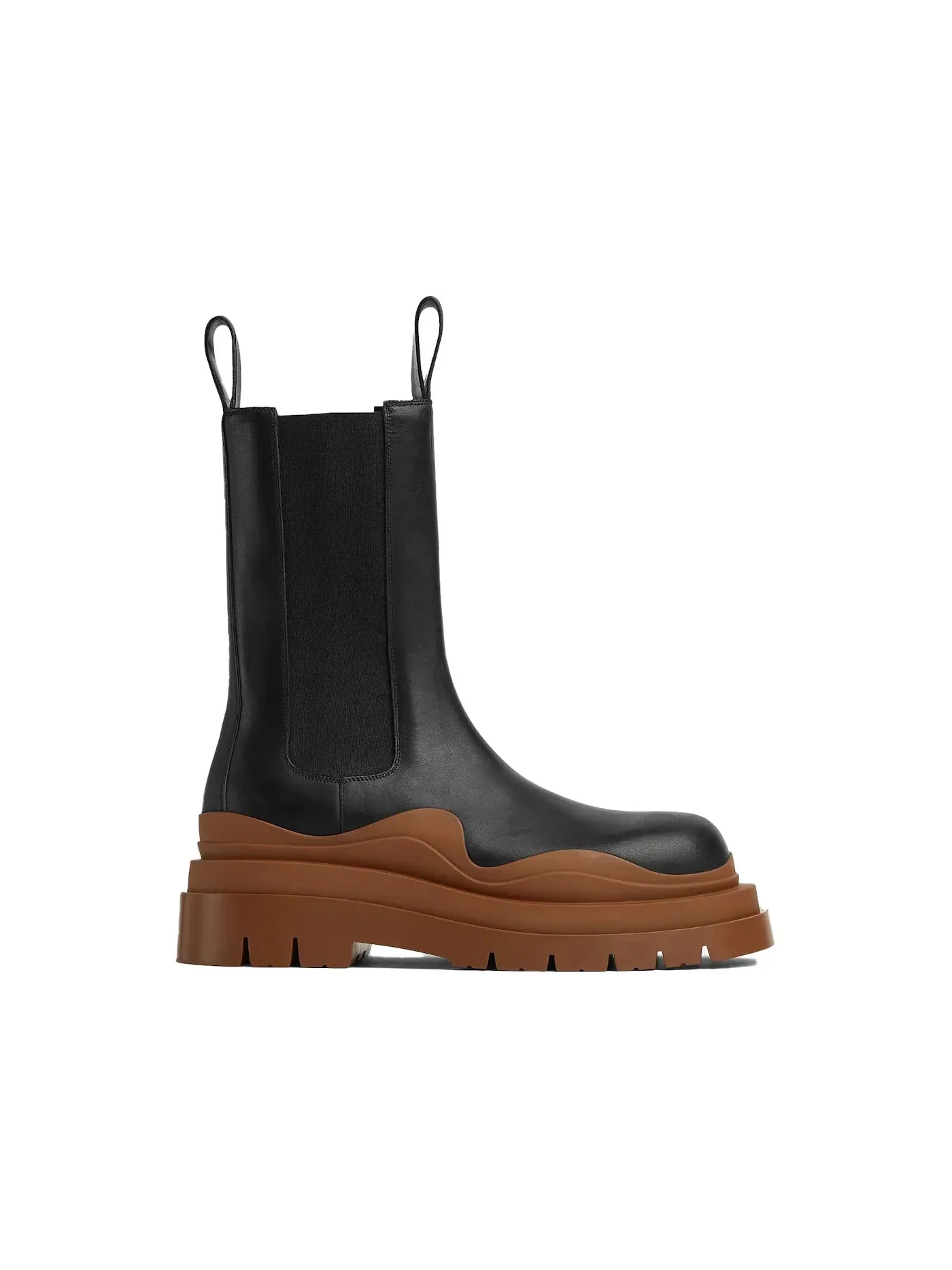 Женские ботинки с протектором Bottega Veneta Tire Boots — изображение 1 из 3, черный/коньячный