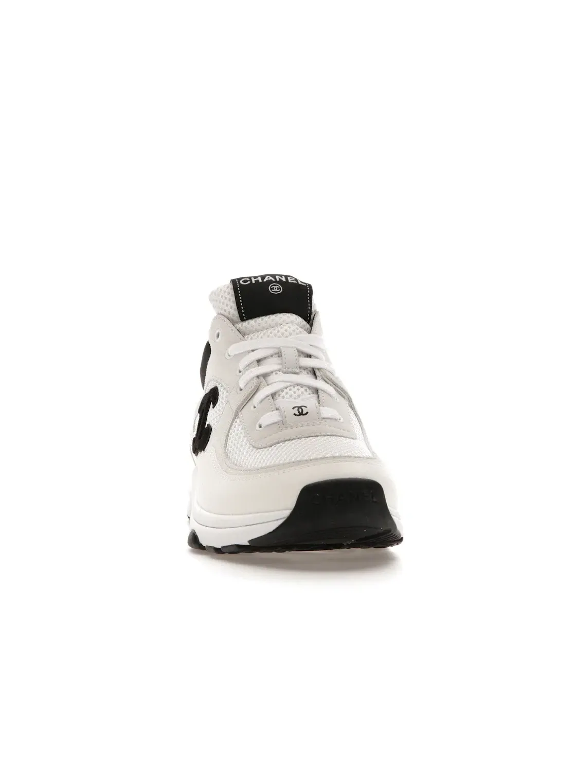 Женские кроссовки с контрастными элементами Chanel Low Top Trainer Suede — изображение 2 из 4, белый/черный