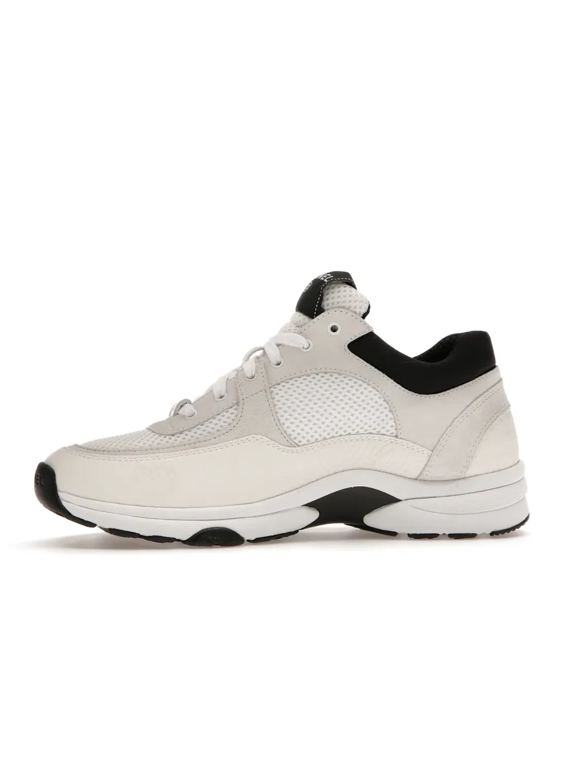 Женские кроссовки с контрастными элементами Chanel Low Top Trainer Suede — изображение 3 из 4, белый/черный