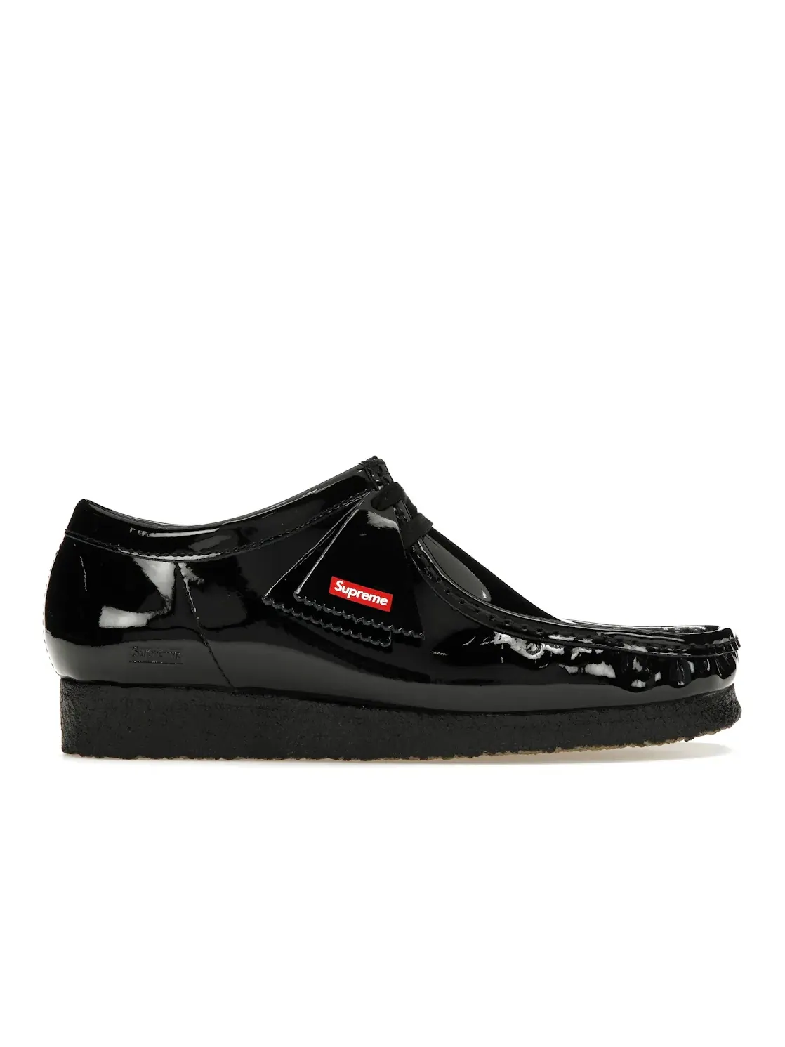 Мужские ботинки с блестящей кожей Clarks Originals Wallabee Patent Leather Boot — изображение 1 из 4, черный