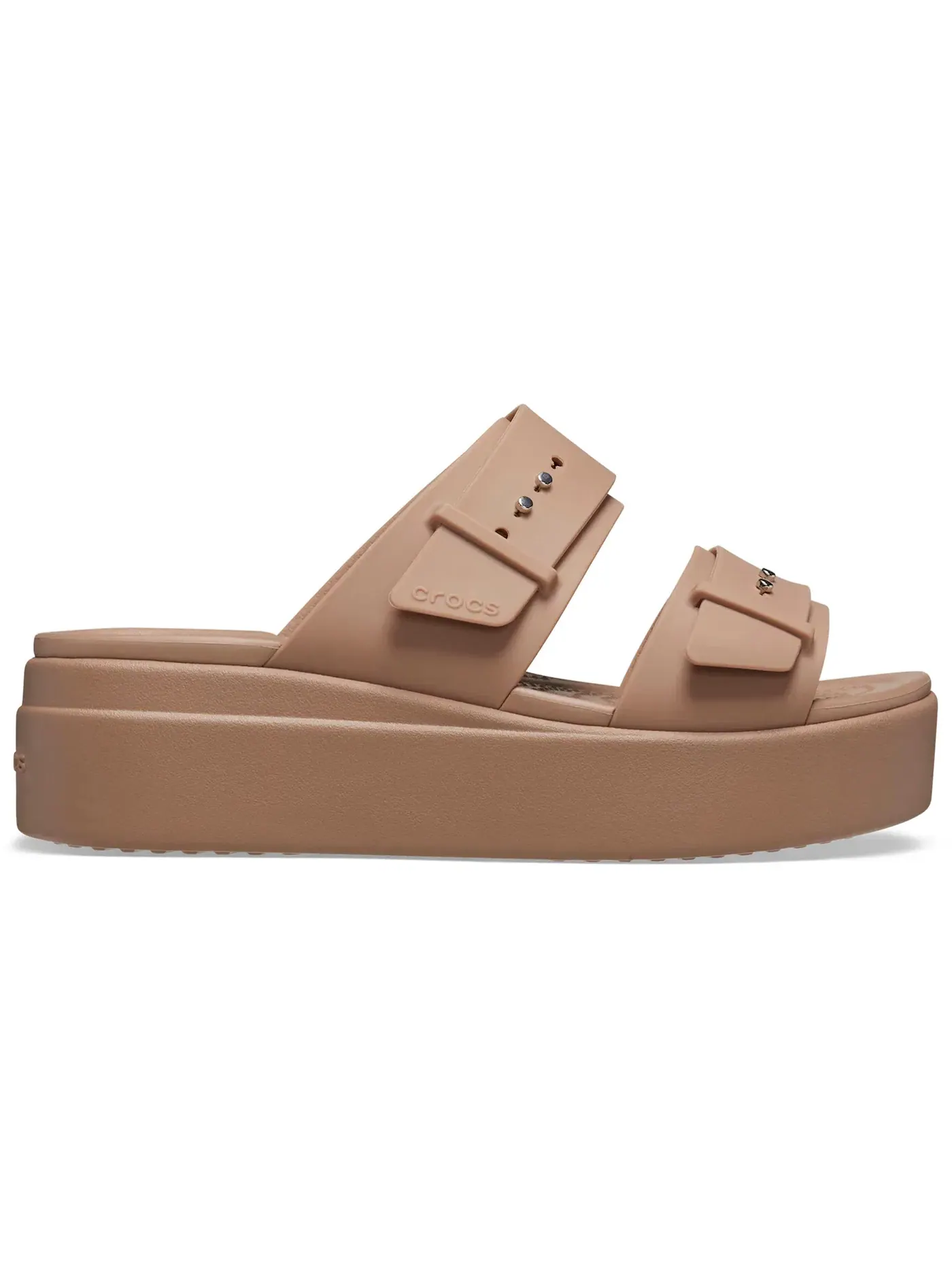 Женские сандалии на низком каблуке Crocs Brooklyn Buckle Low Wedge Sandal — изображение 1 из 1, бежевый
