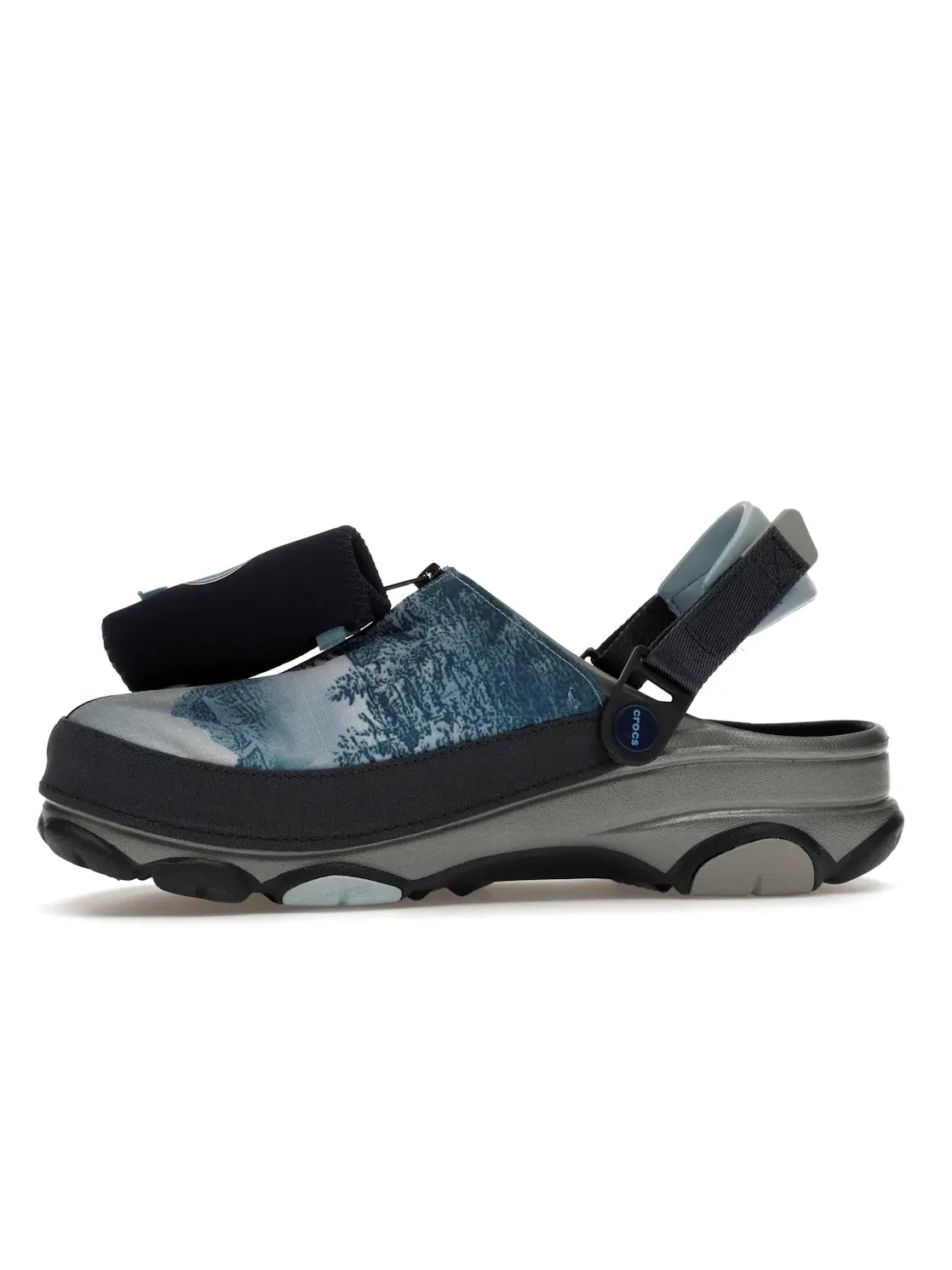 Мужские клоги с принтом Crocs Classic All-Terrain Clog Crocs — изображение 3 из 4, темно-синий/серый/синий