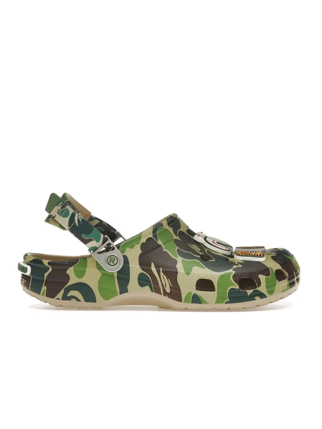 Мужские клоги с камуфляжным принтом Crocs Classic Clog — изображение 1 из 4, зеленый