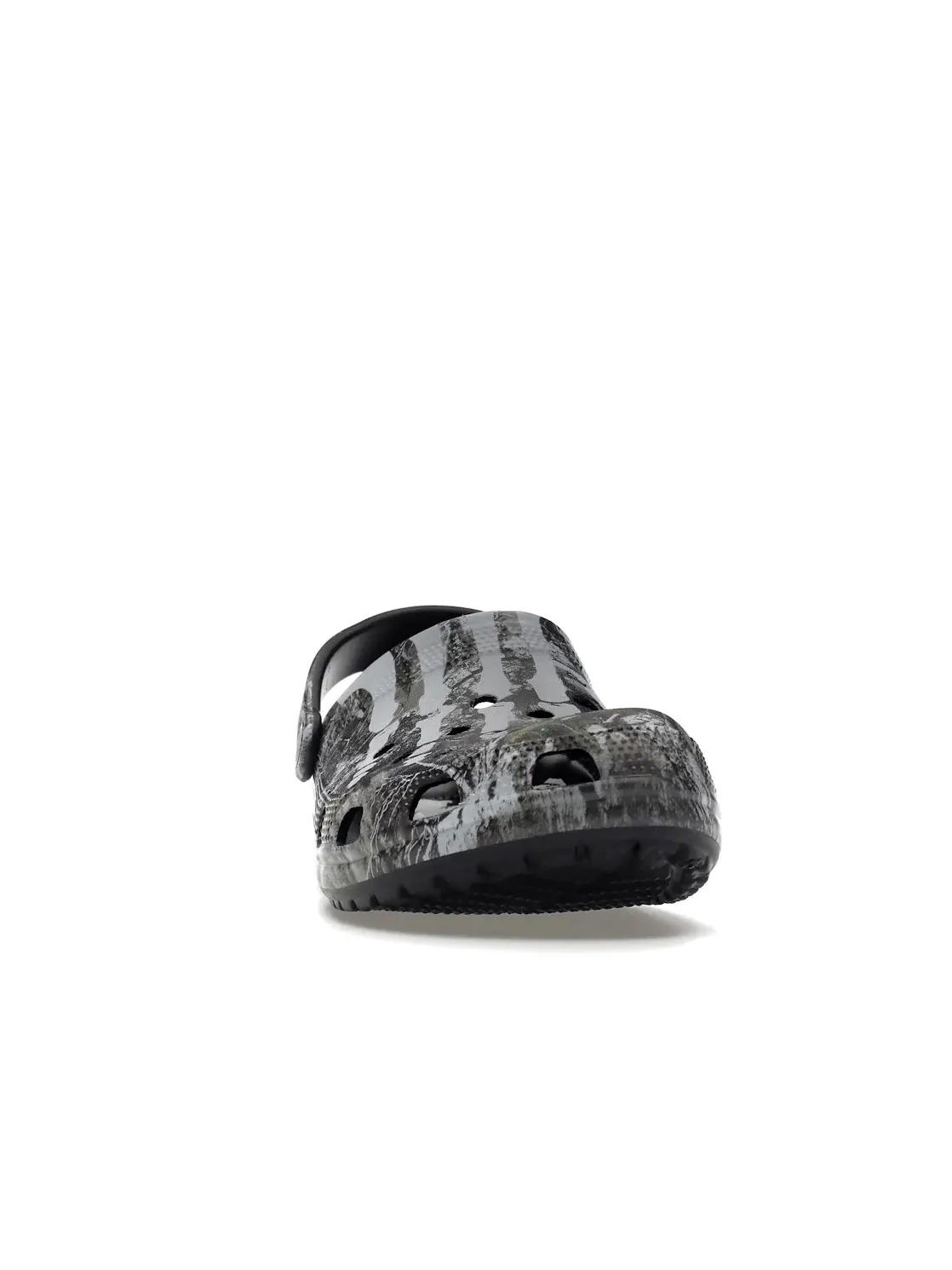 Мужские сабо с камуфляжным принтом Crocs Classic Clog, Camo/Glow — изображение 2 из 4