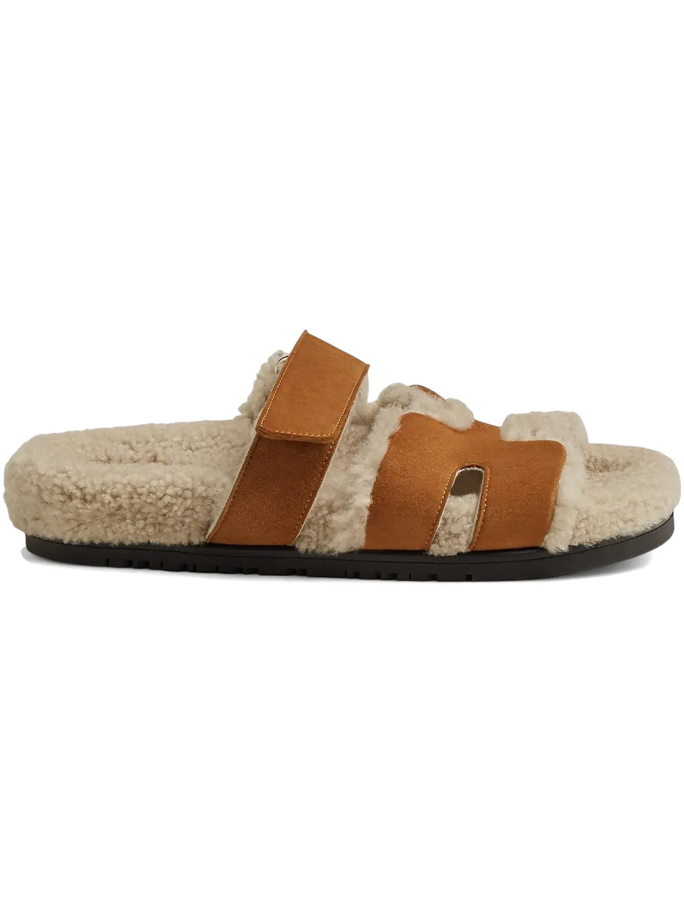 Женские сандалии-слайды с отделкой из овчины Hermes Chypre Sandal, Natural/Écru — изображение 1 из 1