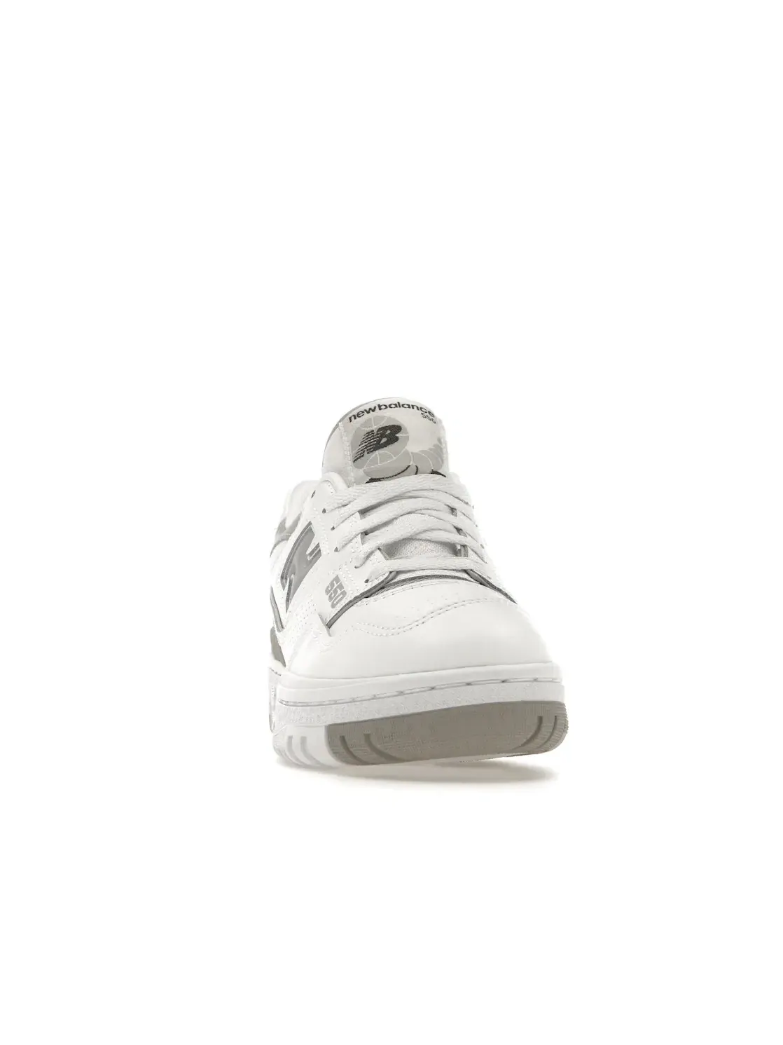 Женские кроссовки с перфорированными вставками New Balance 550 — изображение 2 из 4, белый
