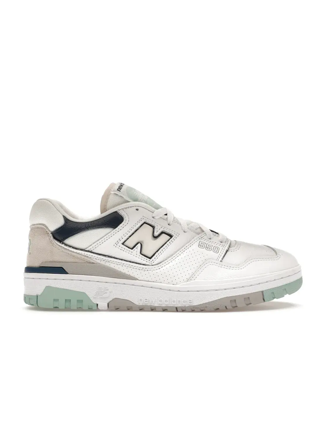 Мужские кроссовки с замшевыми вставками New Balance 550 — изображение 1 из 4, белый//темно-синий