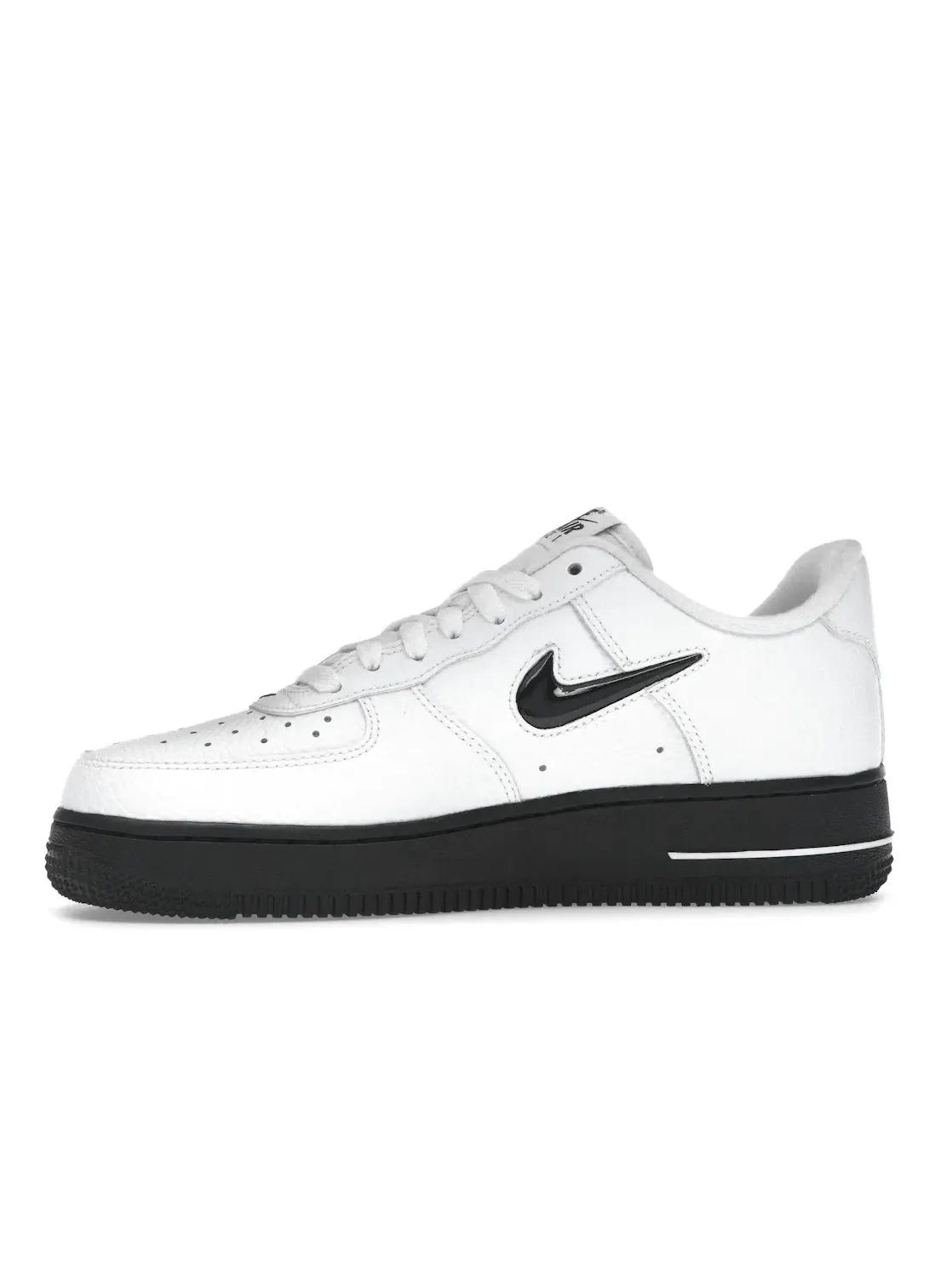 Мужские кроссовки с кожаным верхом Nike Air Force 1 '07 Low — изображение 3 из 4, белый/черный