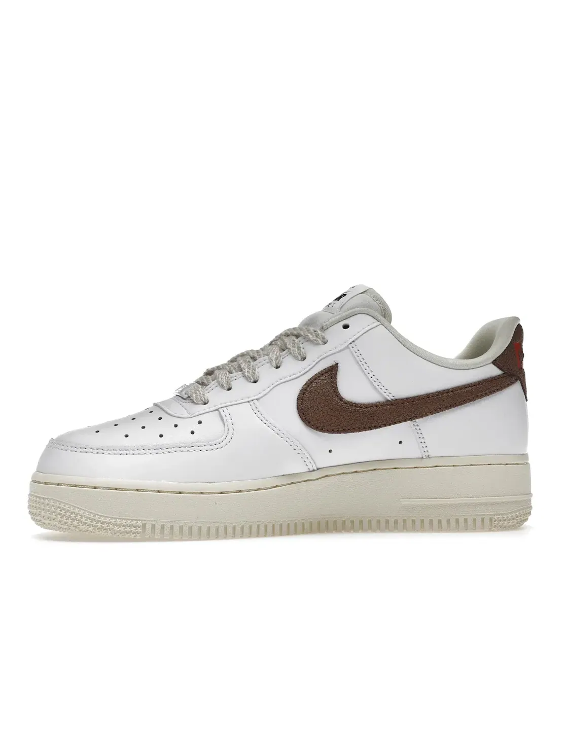 Женские кроссовки для повседневной носки Nike Air Force 1 '07 LX Nike — изображение 3 из 4, белый/коричневый