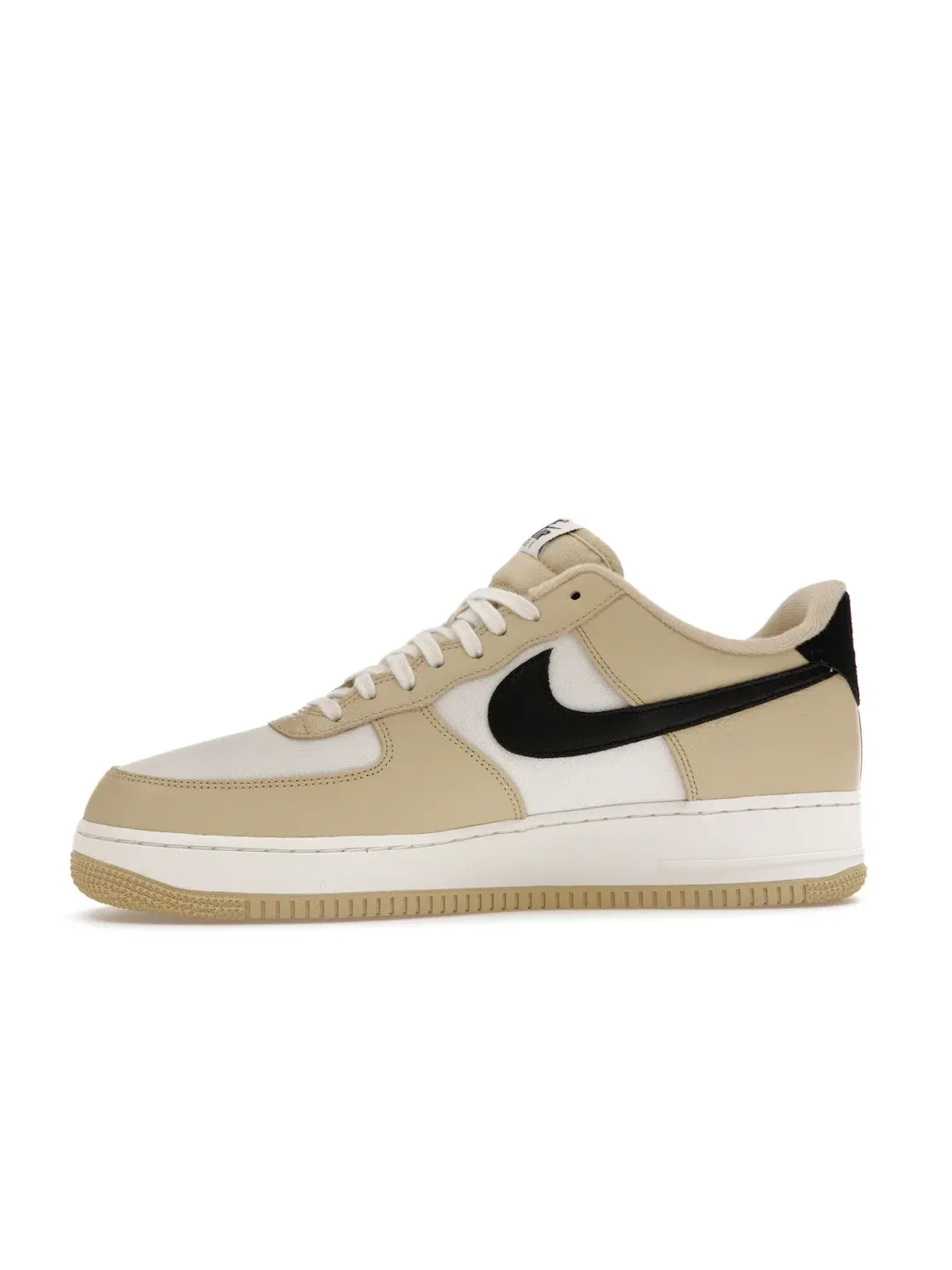 Мужские кроссовки Lifestyle с верхом из холста и кожи Nike Air Force 1 '07 LX Low — изображение 3 из 4, золотистый/черный