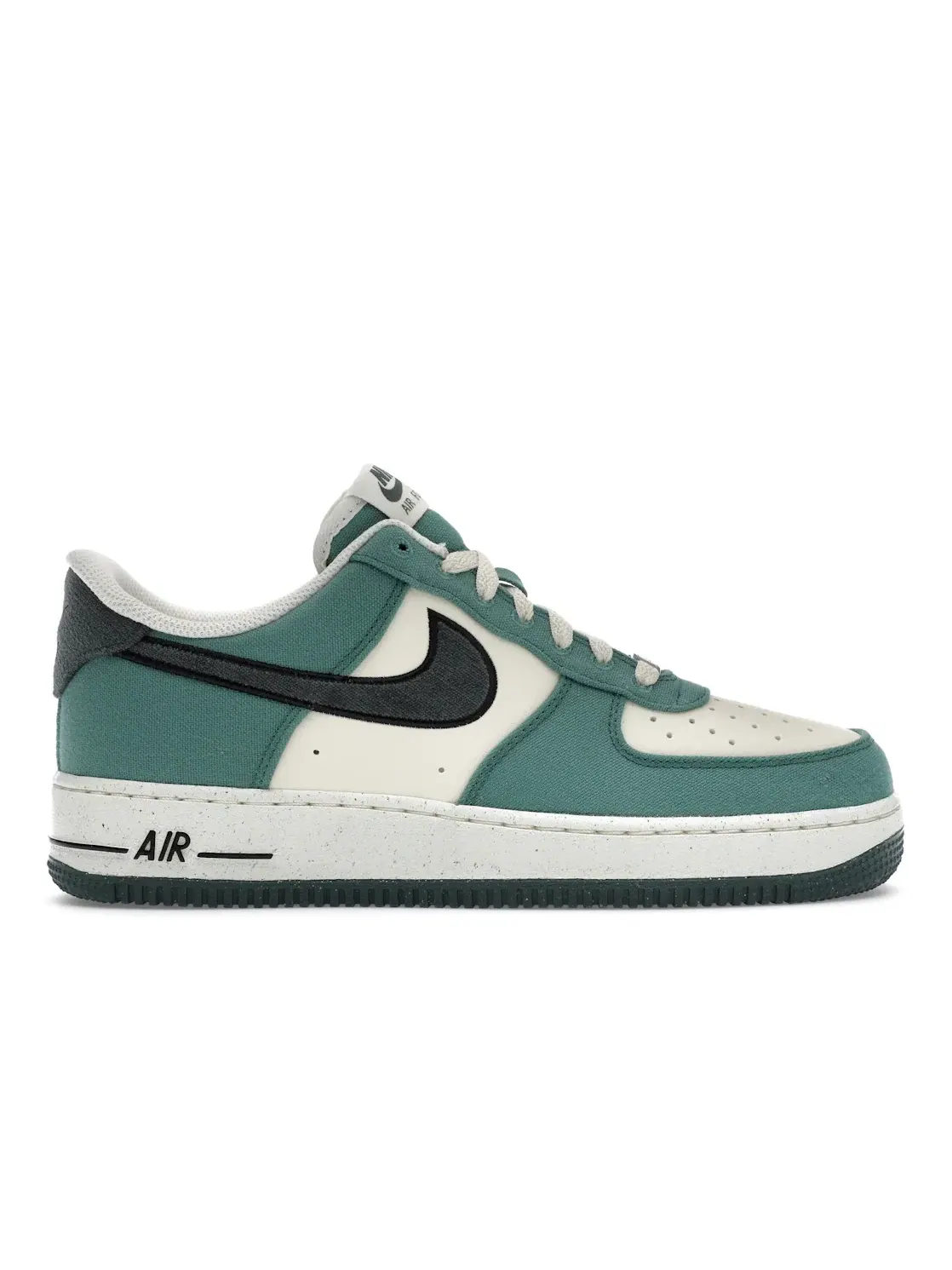Мужские кроссовки с текстурированной кожей Nike Air Force 1 '07 — изображение 1 из 4, черный/винтажный зеленый