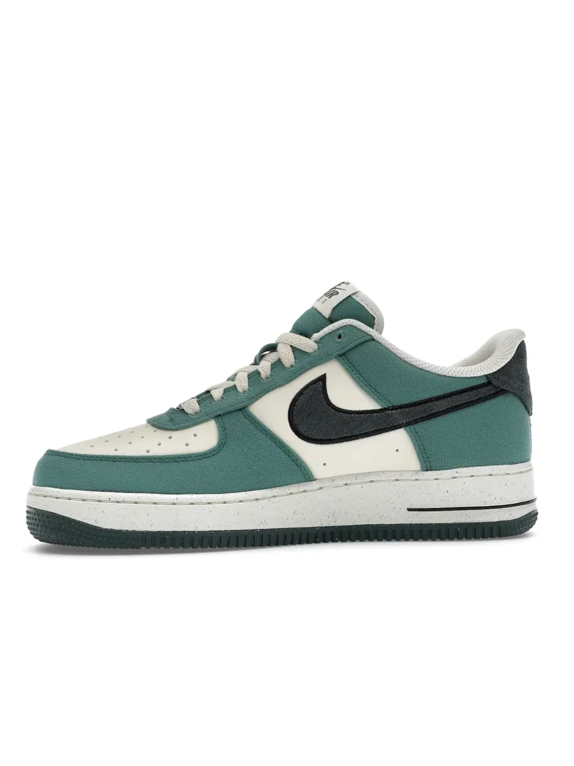 Мужские кроссовки с текстурированной кожей Nike Air Force 1 '07 — изображение 3 из 4, черный/винтажный зеленый