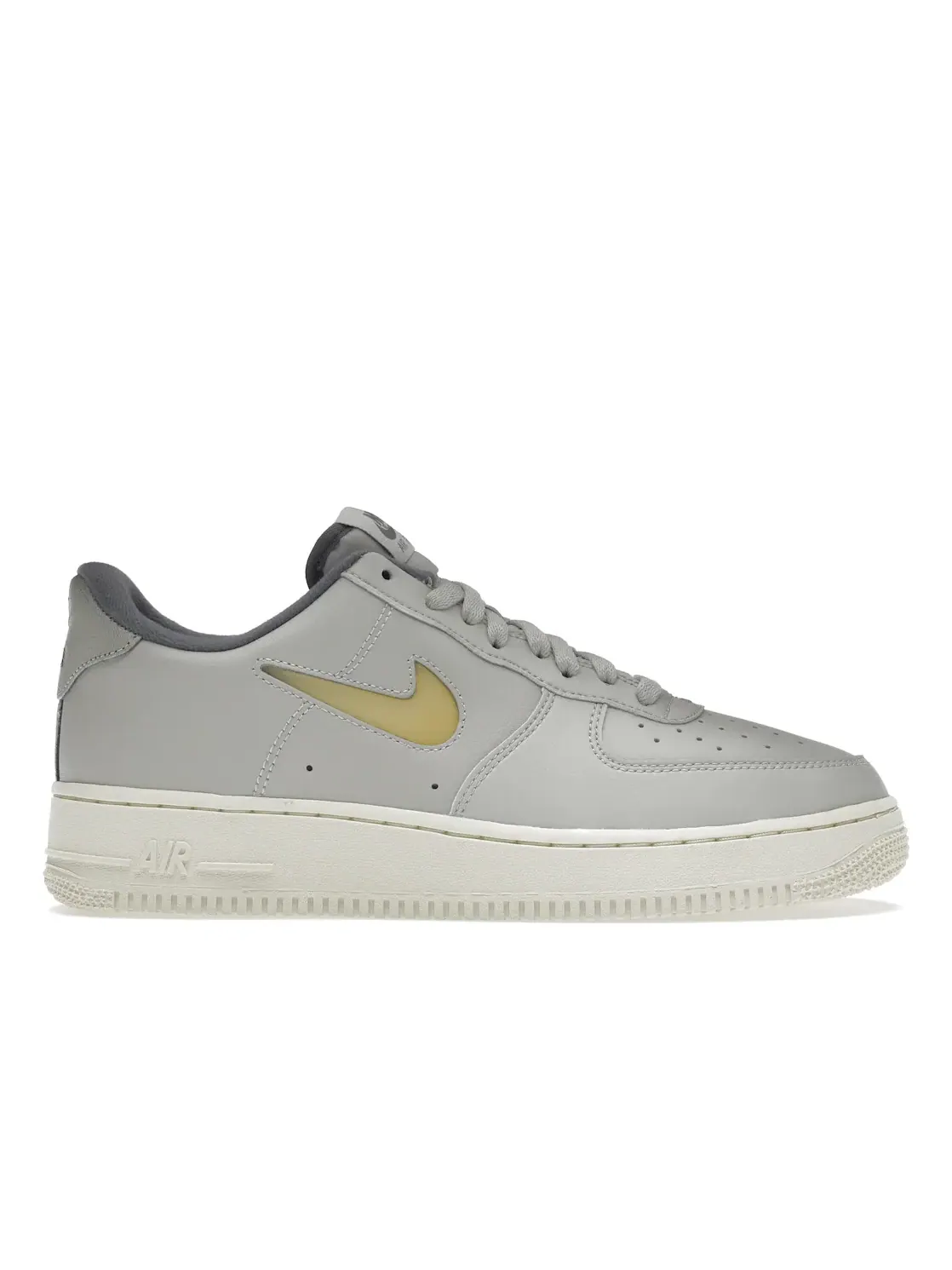 Мужские кроссовки Lifestyle с тисненым логотипом Nike Air Force 1 Low '07 Nike — изображение 1 из 4, белый/бледный