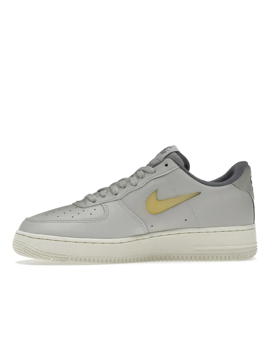Мужские кроссовки Lifestyle с тисненым логотипом Nike Air Force 1 Low '07 Nike — изображение 3 из 4, белый/бледный