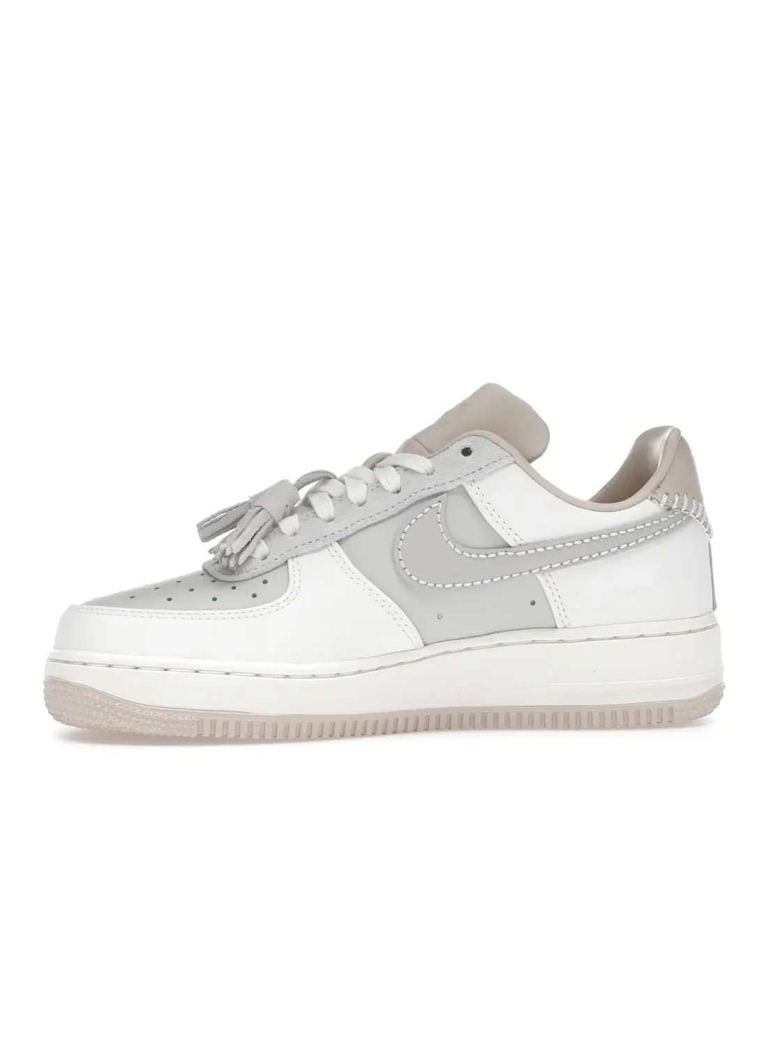 Женские кроссовки с замшей и кисточками Nike Air Force 1 Low '07 — изображение 3 из 4, светлый//розовый/светлый