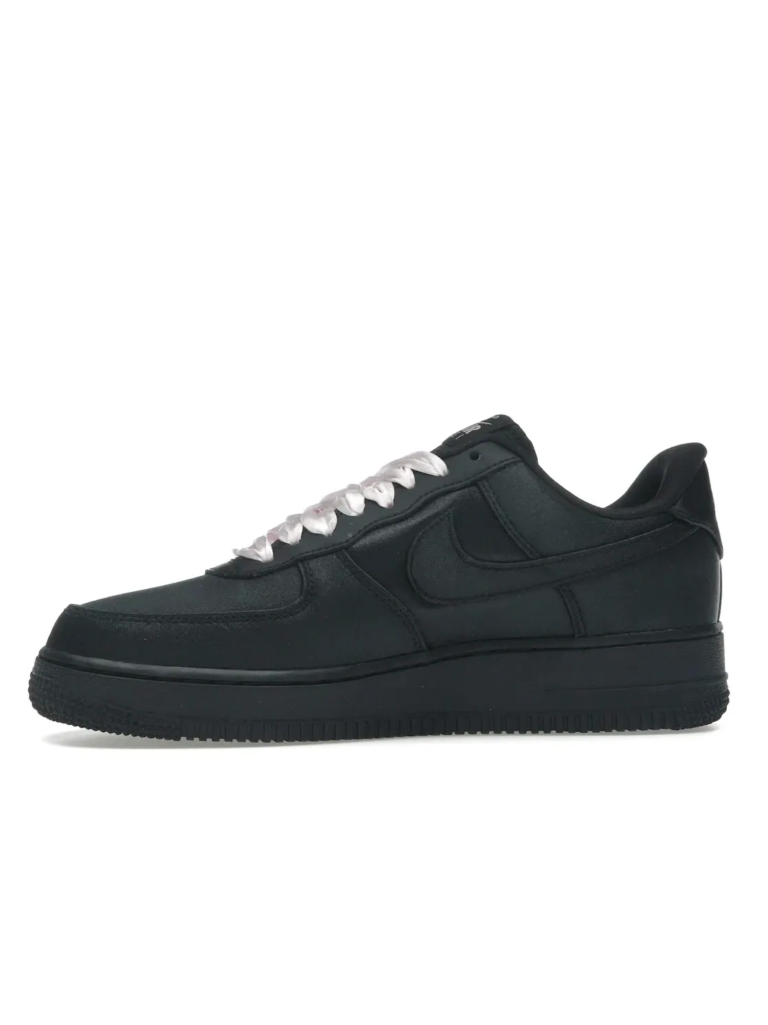 Женские кроссовки Lifestyle с сатиновыми элементами Nike Air Force 1 Low '07 LV8 — изображение 3 из 4, черный/черный/розовый