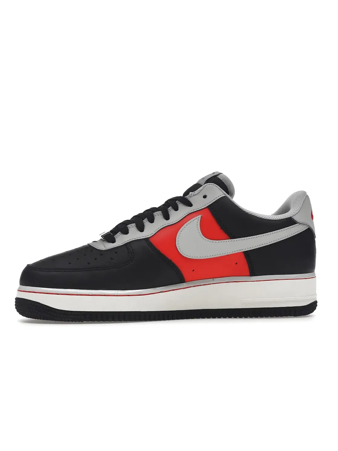 Мужские кроссовки с кожаным верхом Nike Air Force 1 Low '07 LV8 — изображение 3 из 4, черный/серый//красный