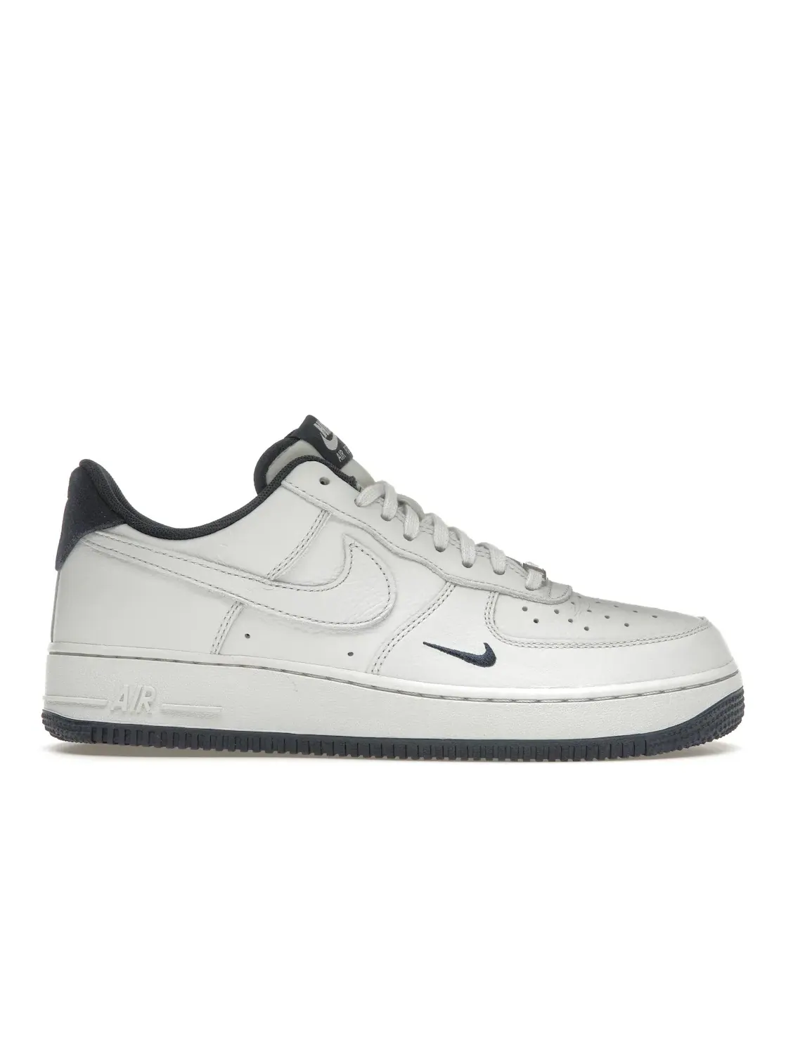 Мужские кроссовки lifestyle Nike Air Force 1 Low '07 LV8, Photon Dust/Photon Dust/Obsidian — изображение 1 из 4