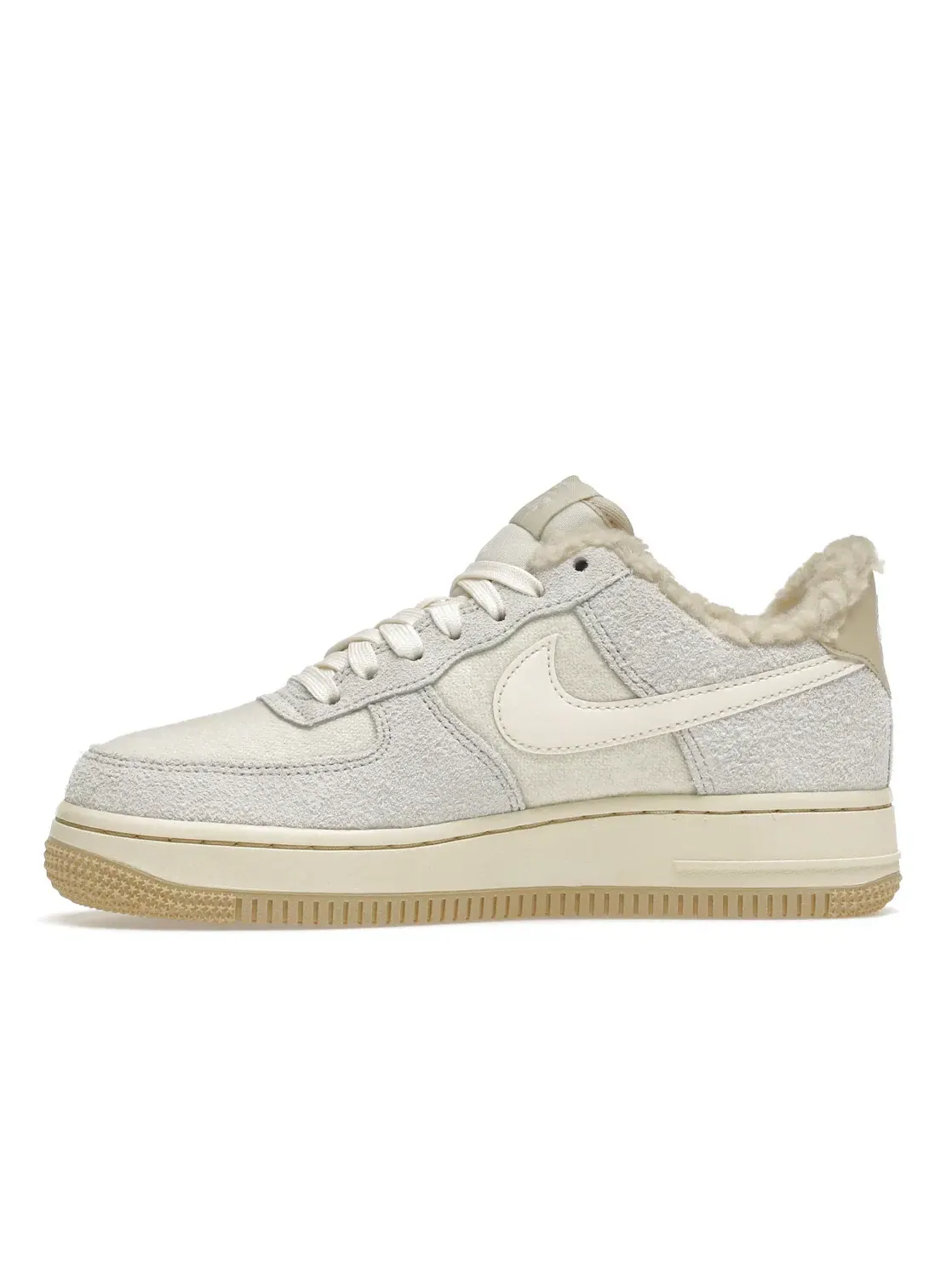 Женские кроссовки Lifestyle с отделкой шерпа Nike Air Force 1 Low '07 LV8 — изображение 3 из 4, бледный слоновая кость