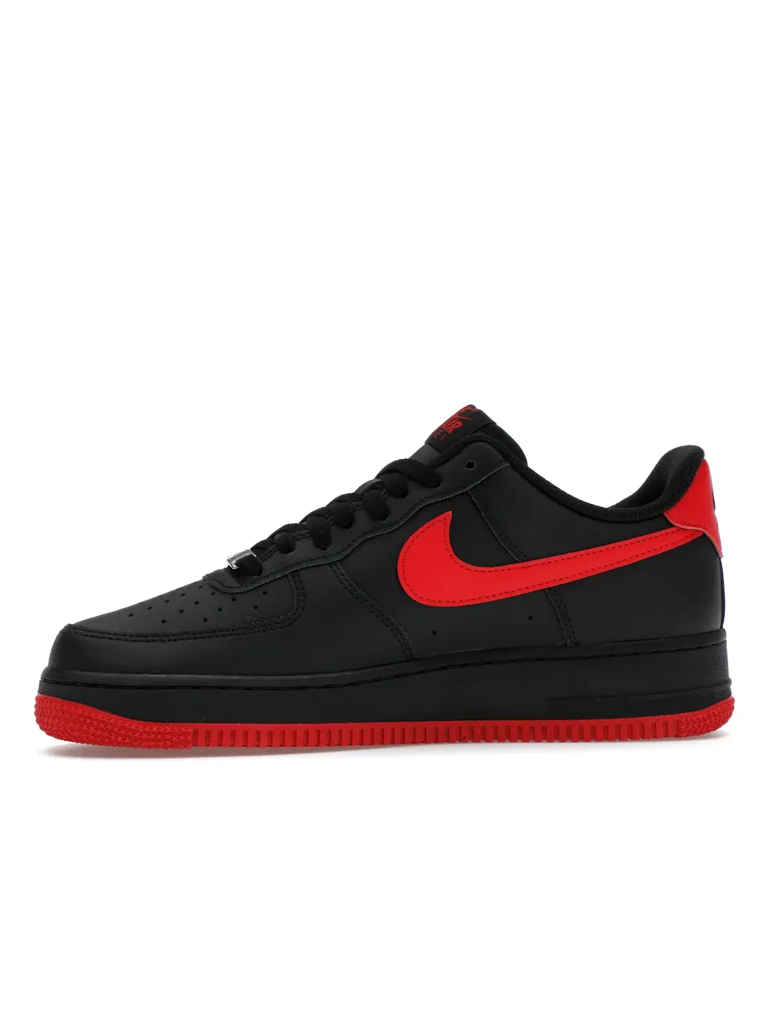 Мужские кроссовки для повседневной носки с замшевым верхом Nike Air Force 1 Low '07 LV8 — изображение 3 из 4, черный/красный