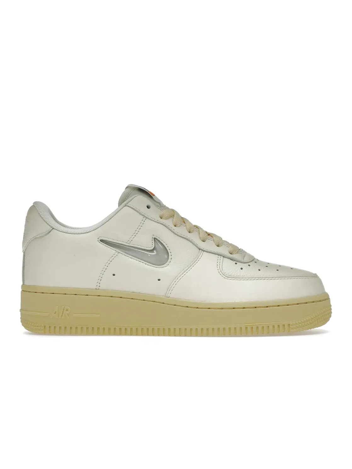 Женские кроссовки Lifestyle Nike Air Force 1 Low '07 LX, Coconut Milk/Light Bone-Lemon Wash — изображение 1 из 4