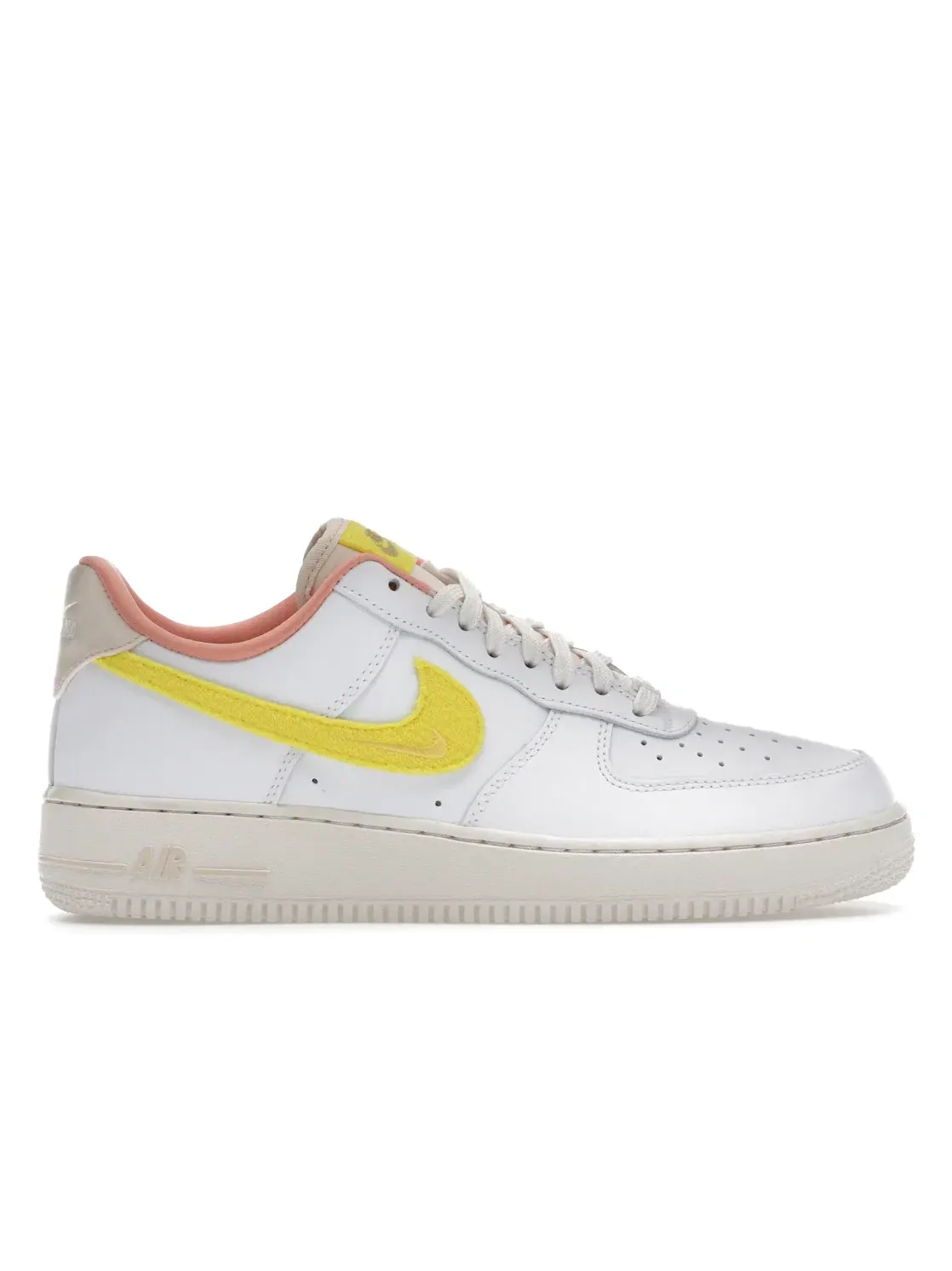 Женские кроссовки Lifestyle Nike Air Force 1 Low '07 LX Mini Mama — изображение 1 из 4, белый//белый/желтый