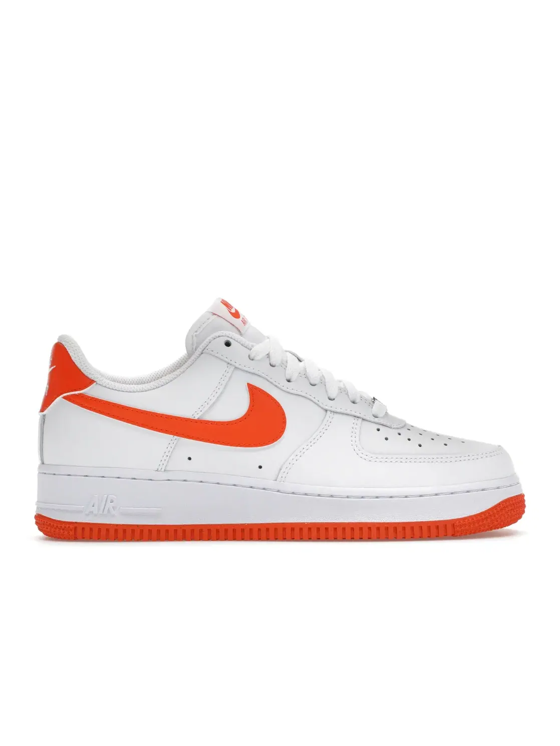 Мужские кроссовки для активного отдыха с перфорацией Nike Air Force 1 Low '07 Nike — изображение 1 из 4, белый/оранжевый