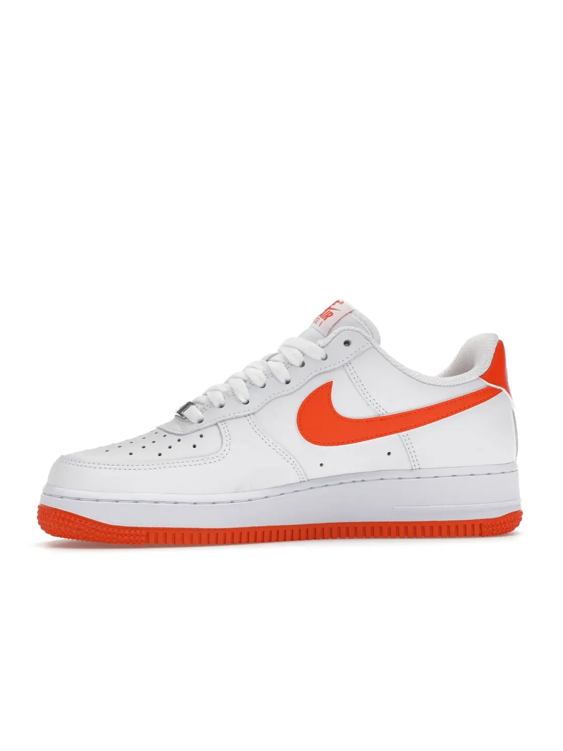 Мужские кроссовки для активного отдыха с перфорацией Nike Air Force 1 Low '07 Nike — изображение 3 из 4, белый/оранжевый