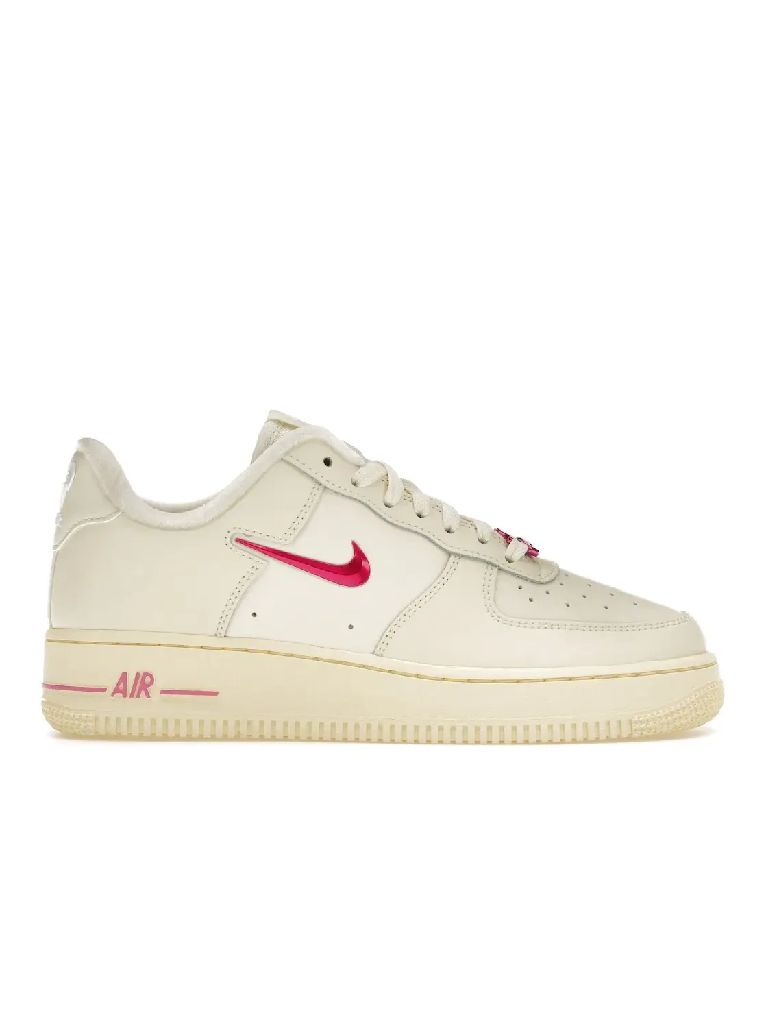 Женские кроссовки с перфорацией Nike Air Force 1 Low '07 SE — изображение 1 из 4, розовый