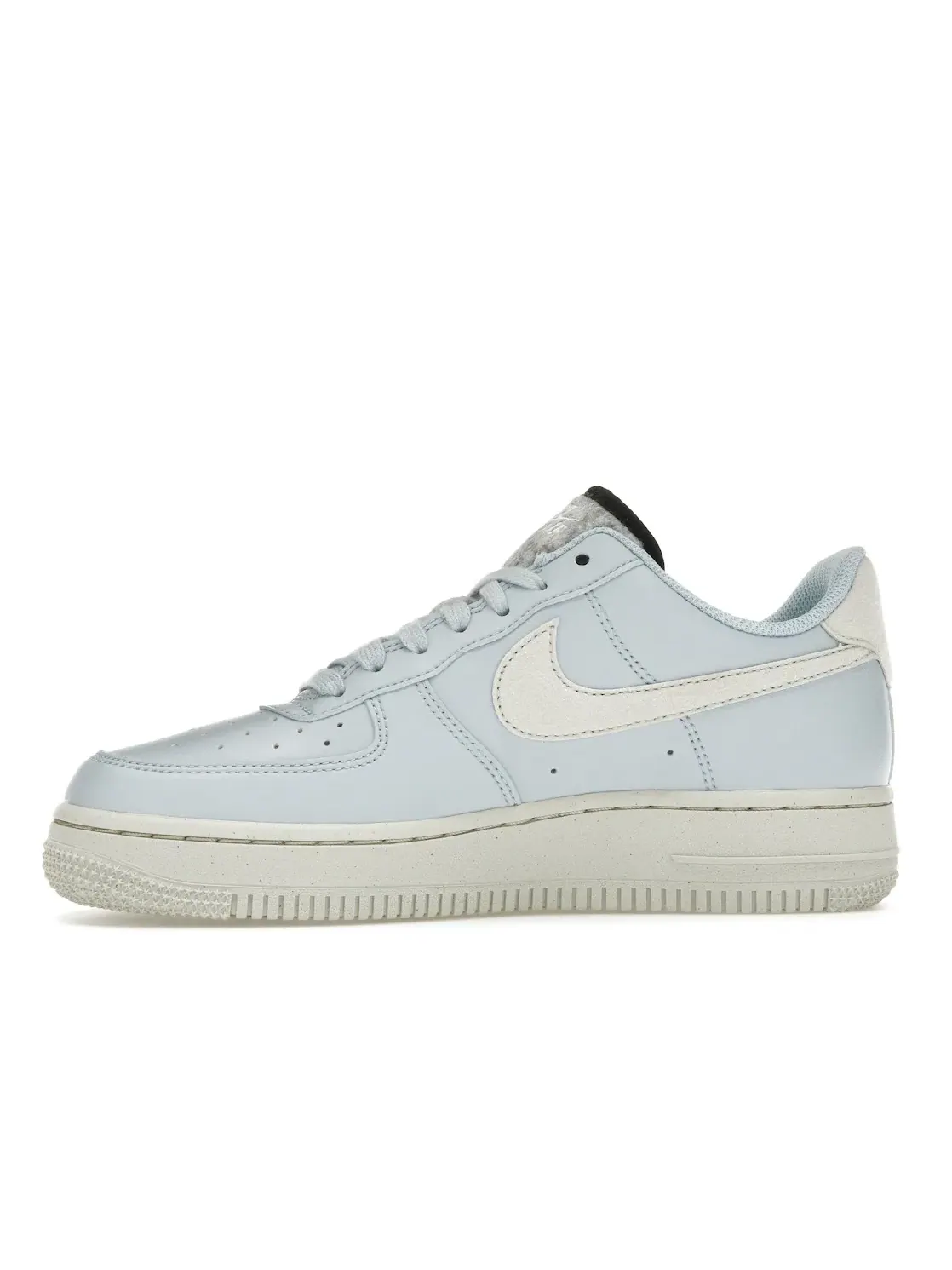 Женские кроссовки с длинным шнурованием Nike Air Force 1 Low '07 SE — изображение 3 из 4