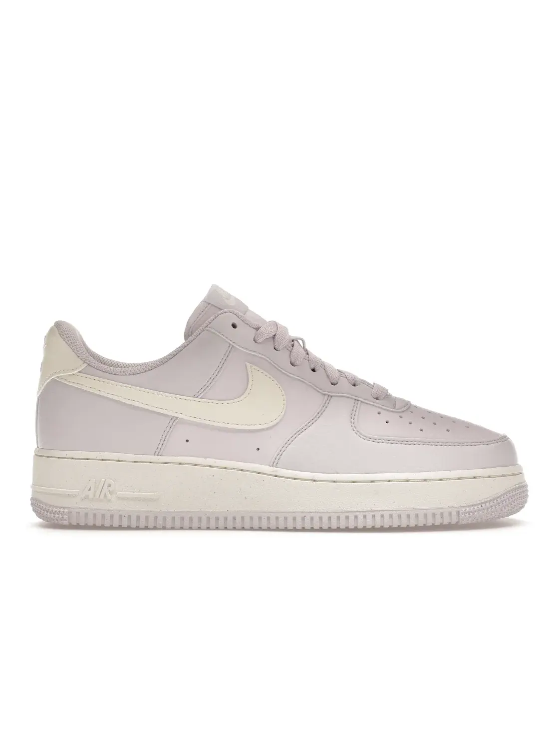 Женские кроссовки Lifestyle Nike Air Force 1 Low '07 SE, Barely Grape/Sail-Volt — изображение 1 из 4
