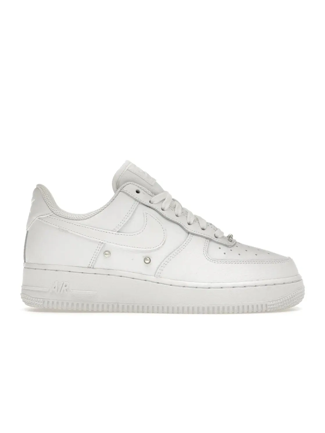 Женские кроссовки Lifestyle с жемчужными акцентами Nike Air Force 1 Low '07 SE — изображение 1 из 4