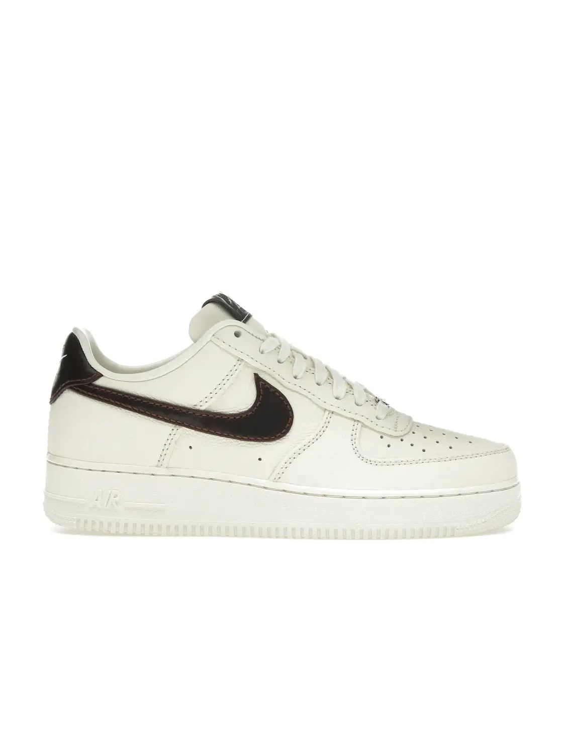 Мужские кроссовки Lifestyle с текстурой крокодиловой кожи Nike Air Force 1 Low '07 — изображение 1 из 4, белый
