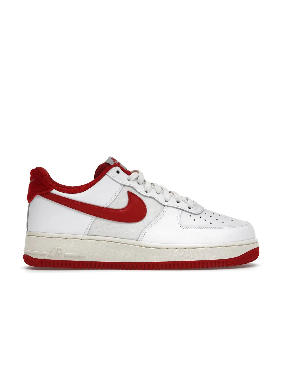 Мужские кроссовки Lifestyle с перфорированным носком Nike Air Force 1 Low '07 Nike — изображение 1 из 4, белый/красный//белый