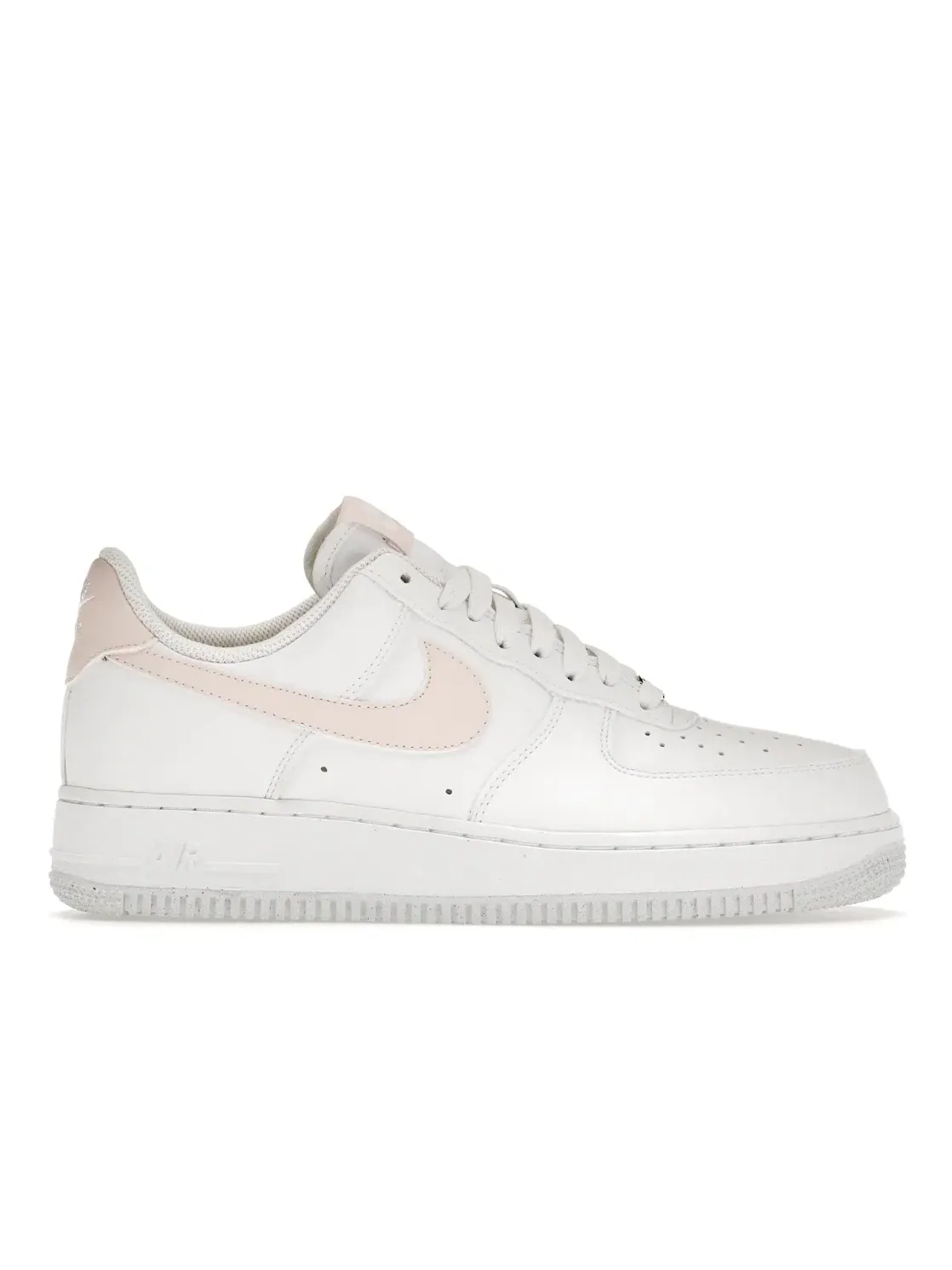 Женские кроссовки с белыми и коралловыми акцентами Nike Air Force 1 Low — изображение 1 из 4