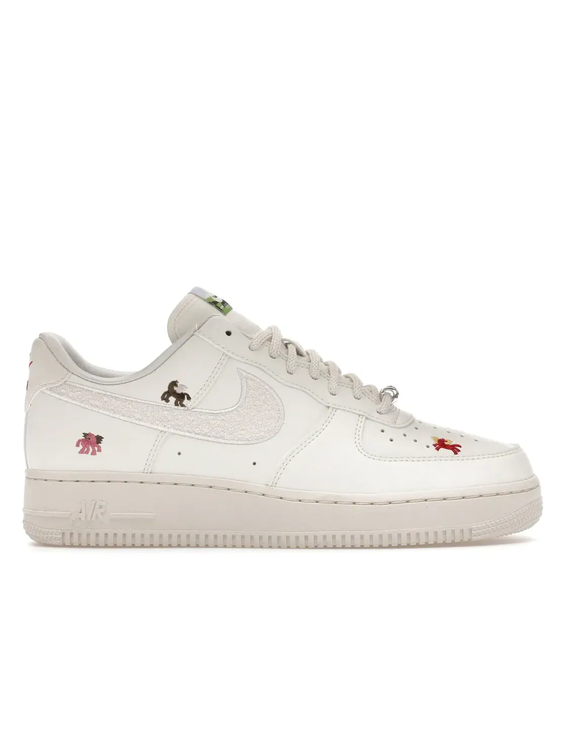 Женские кроссовки Lifestyle Nike Air Force 1 Low, Sail/Phantom/Team Crimson — изображение 1 из 4