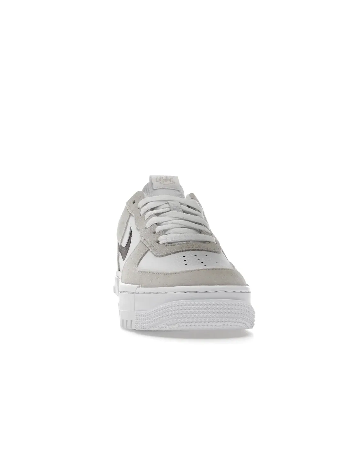 Женские кроссовки Lifestyle с пиксельным дизайном Nike Air Force 1 Low Pixel — изображение 2 из 4, песочный/темный-белый