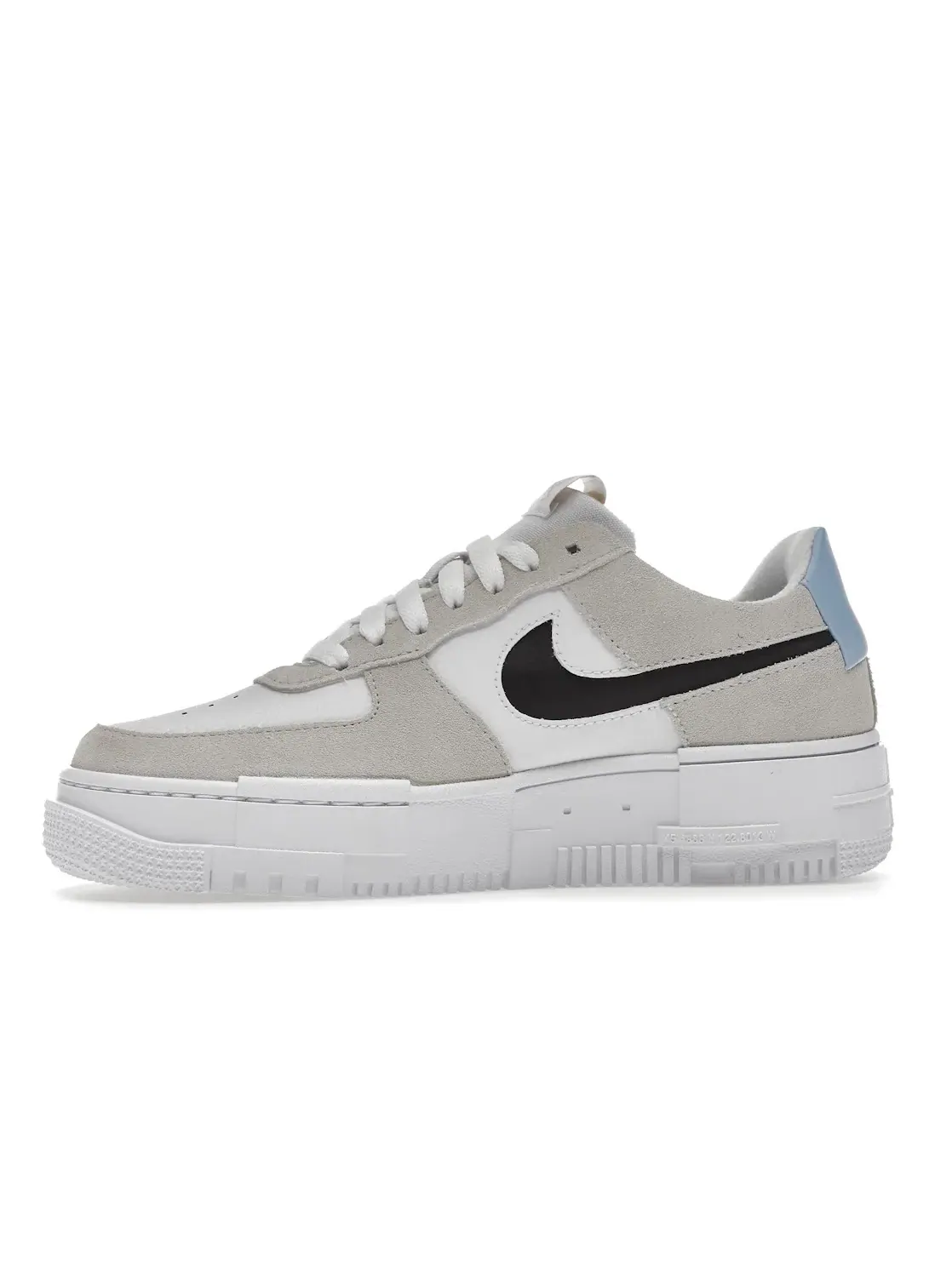 Женские кроссовки Lifestyle с пиксельным дизайном Nike Air Force 1 Low Pixel — изображение 3 из 4, песочный/темный-белый