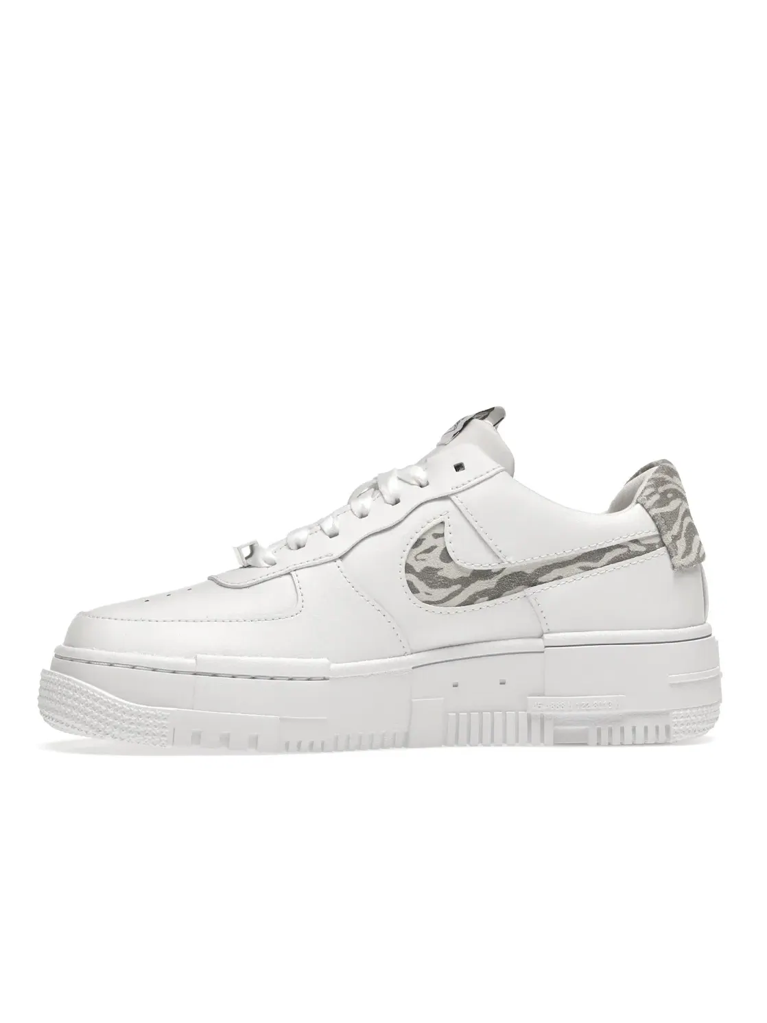 Женские кроссовки Lifestyle с принтом Nike Air Force 1 Low Pixel SE — изображение 3 из 4, белый/серый-белый