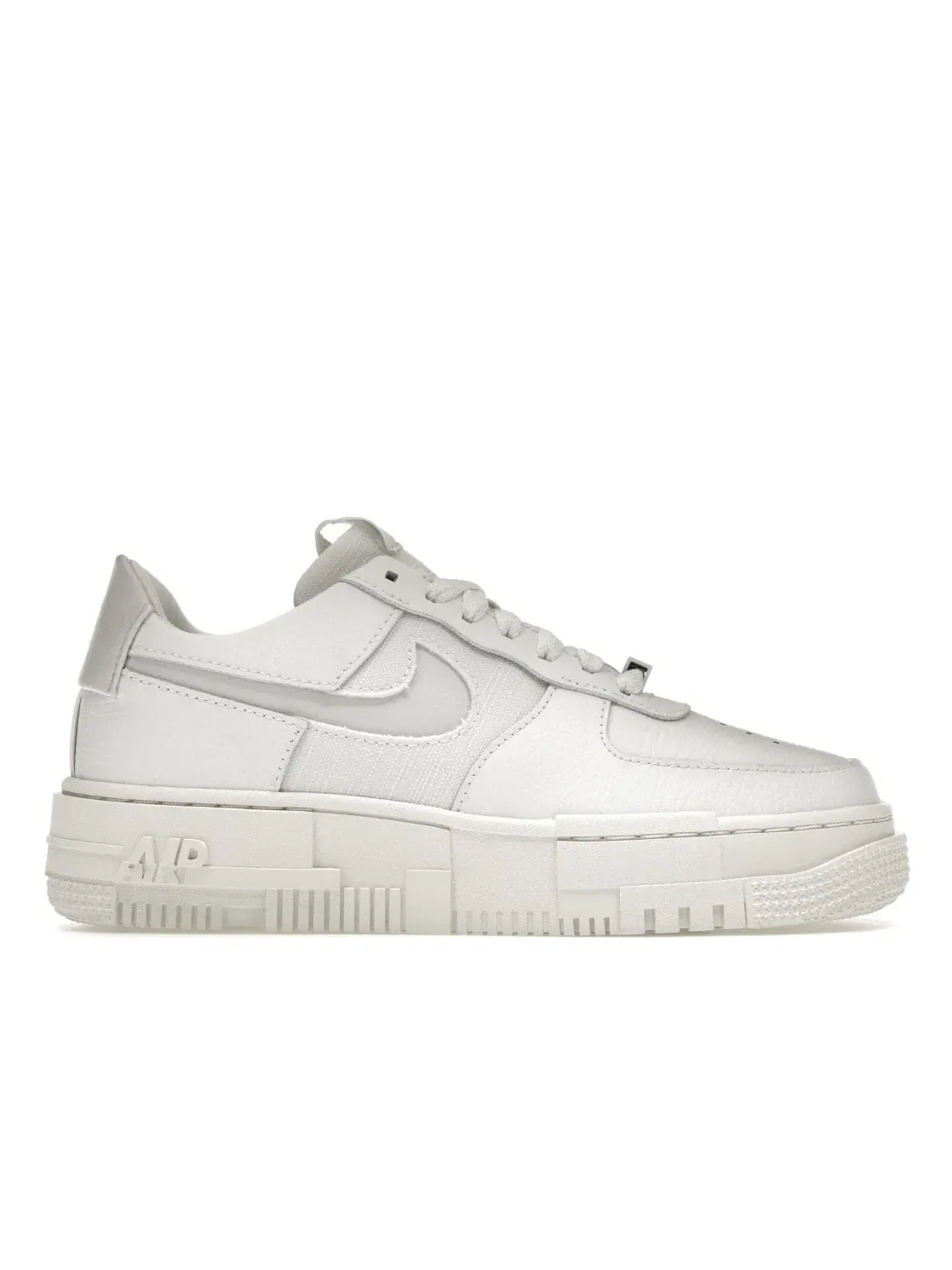 Женские кроссовки с перфорацией Nike Air Force 1 Low Pixel — изображение 1 из 4, белый//белый