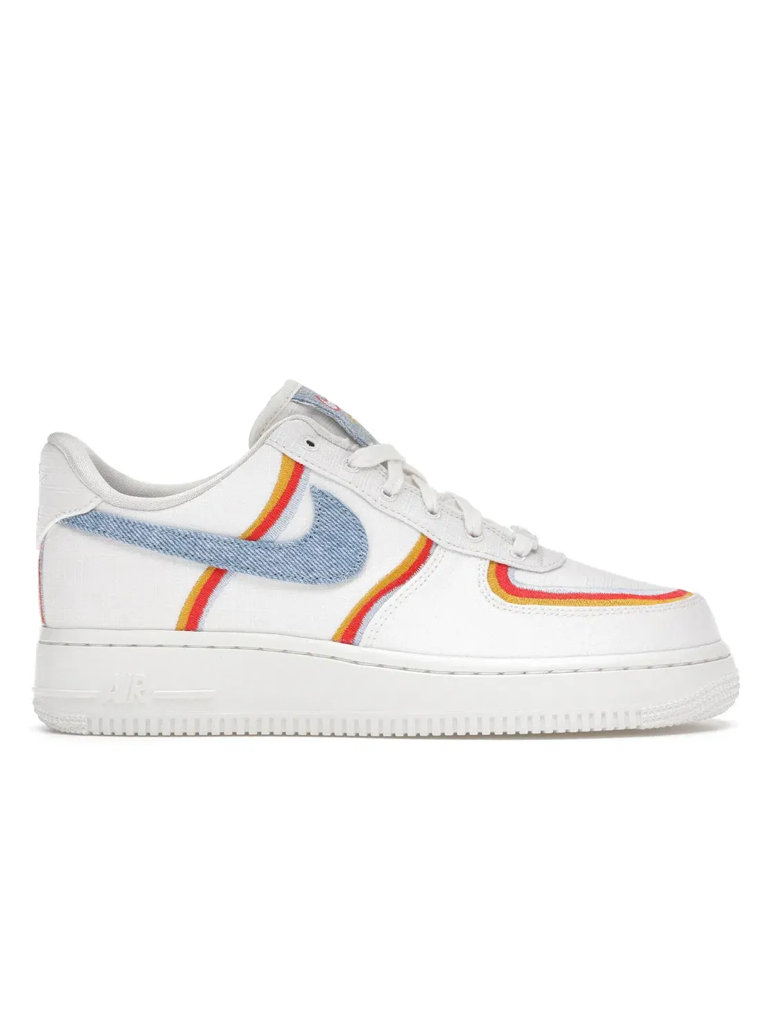 Женские кроссовки Lifestyle с джинсовым верхом Nike Air Force 1 Low — изображение 1 из 4, светлый синий-красный
