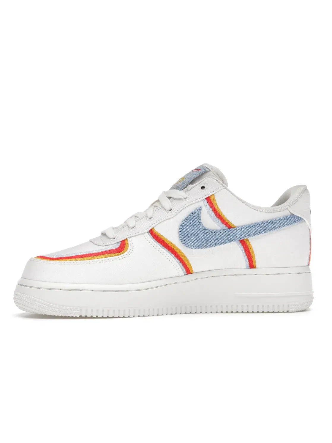 Женские кроссовки Lifestyle с джинсовым верхом Nike Air Force 1 Low — изображение 3 из 4, светлый синий-красный