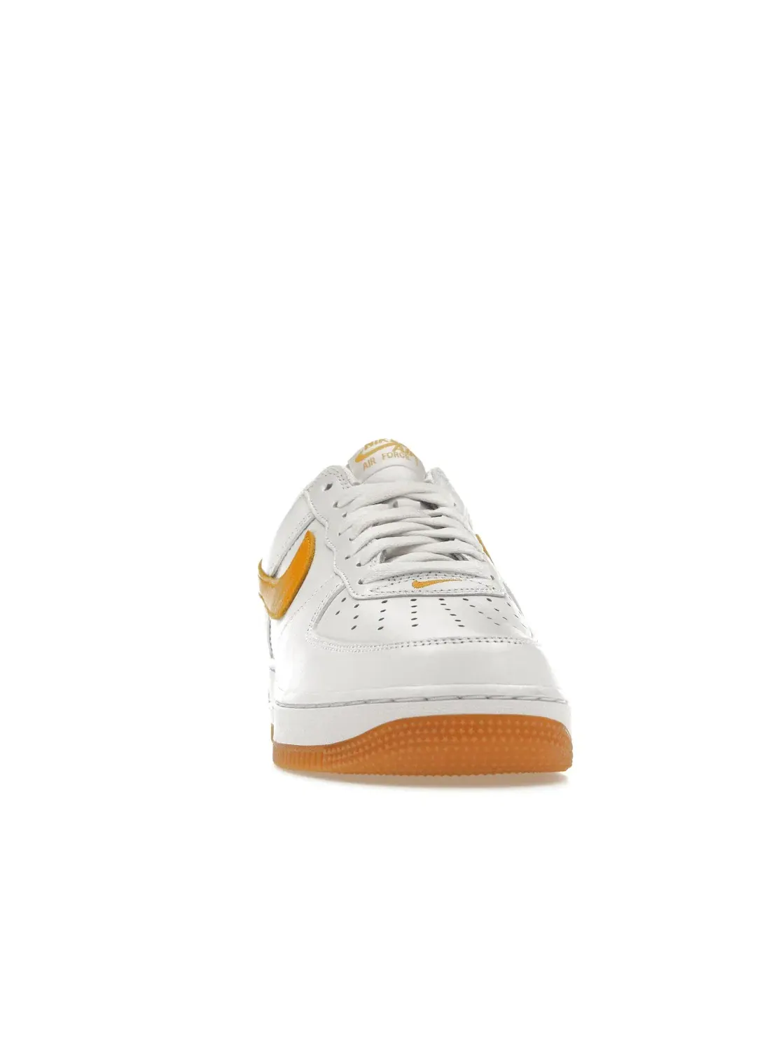 Мужские кроссовки с классическим дизайном Nike Air Force 1 Low Retro QS Nike — изображение 2 из 4, белый/золотистый-желтый